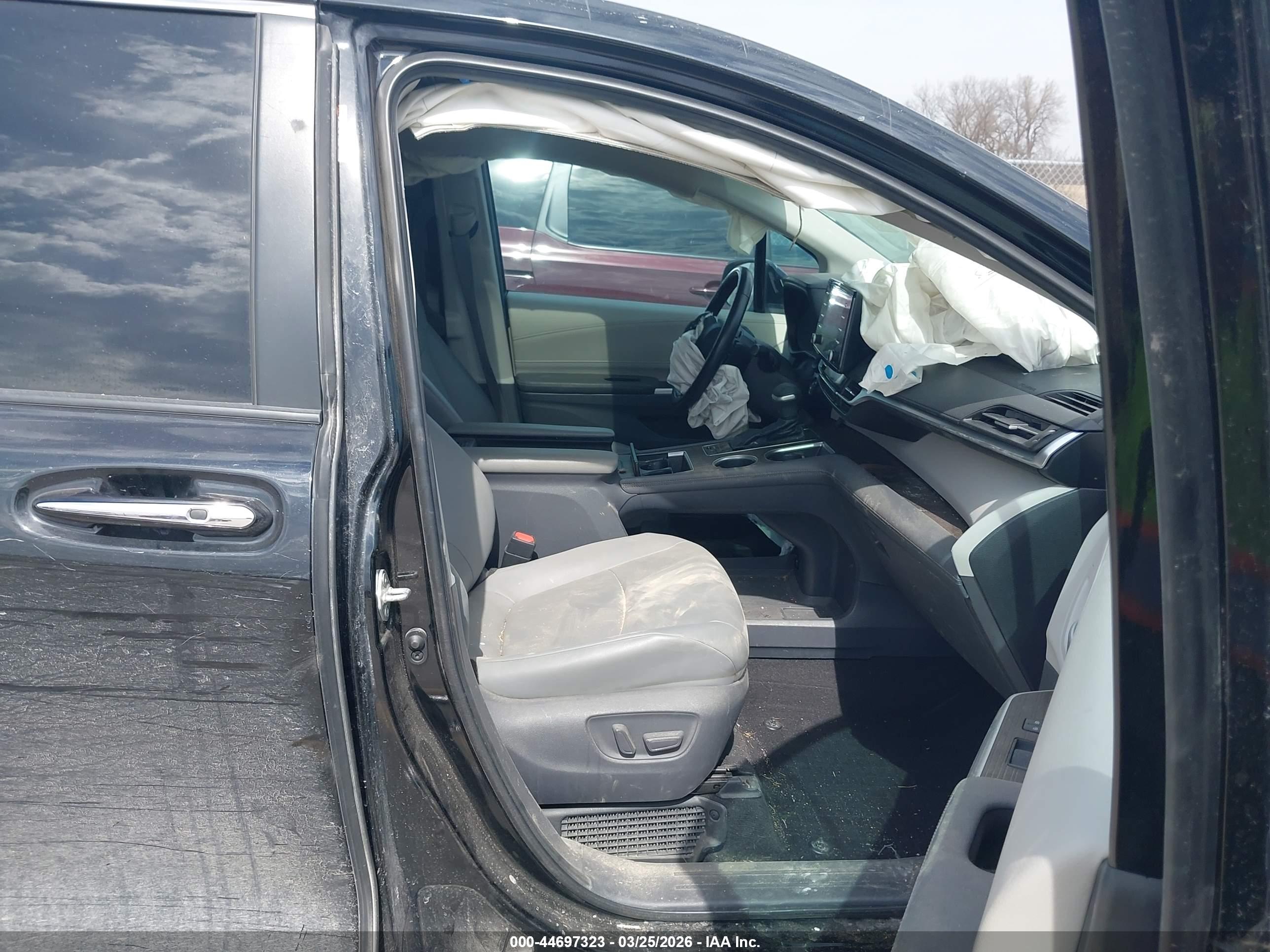 TOYOTA SIENNA image 5