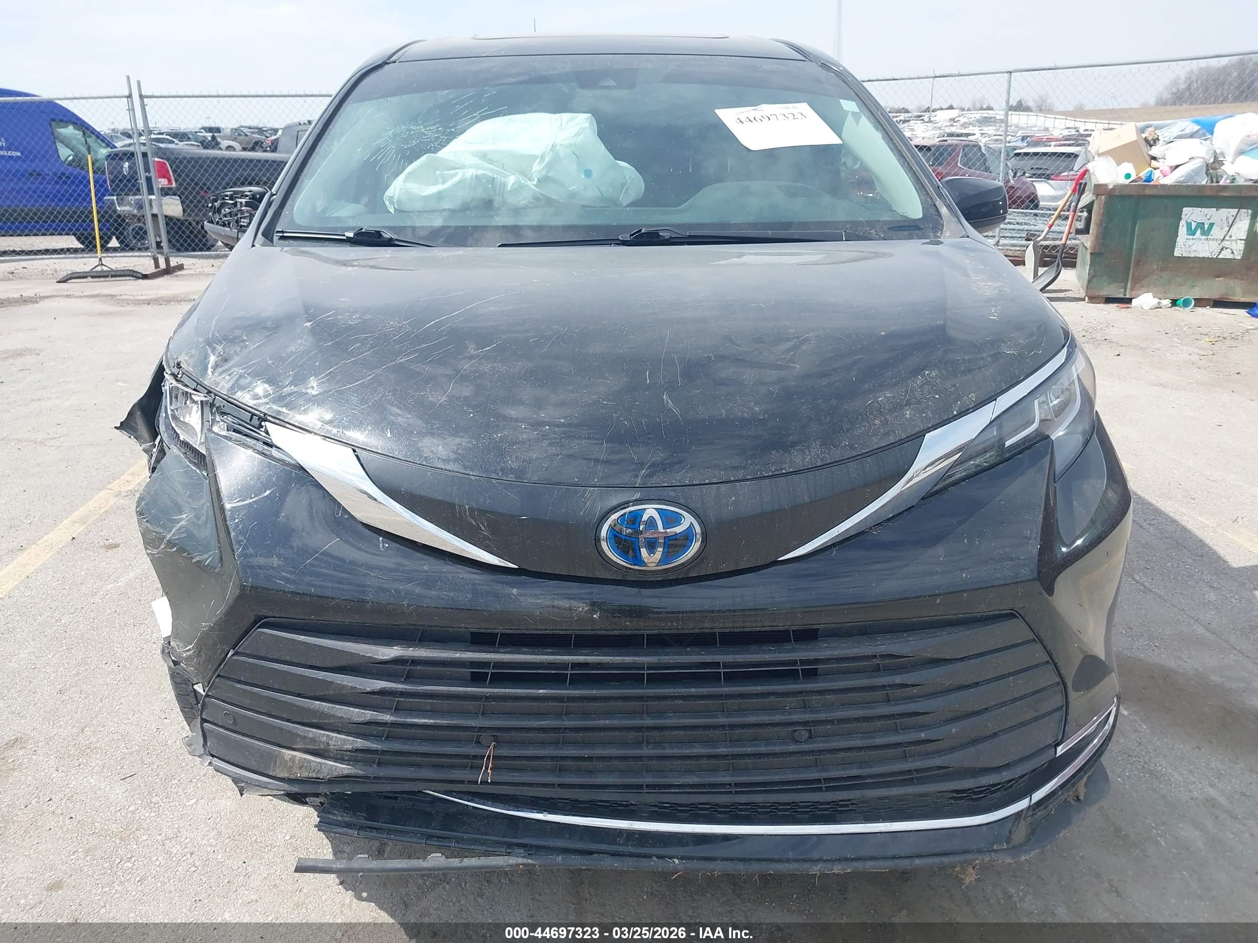 TOYOTA SIENNA image 6