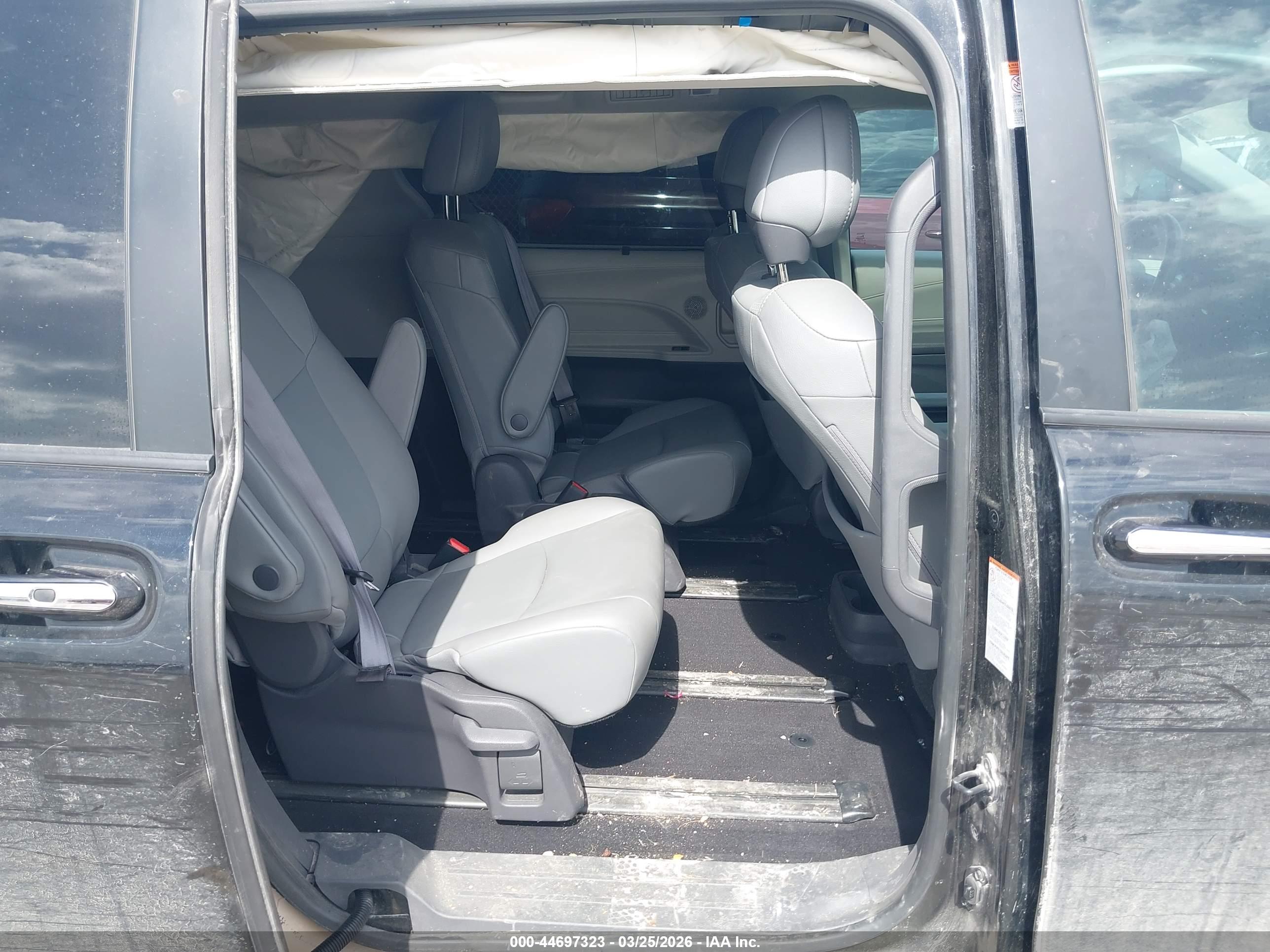TOYOTA SIENNA image 8