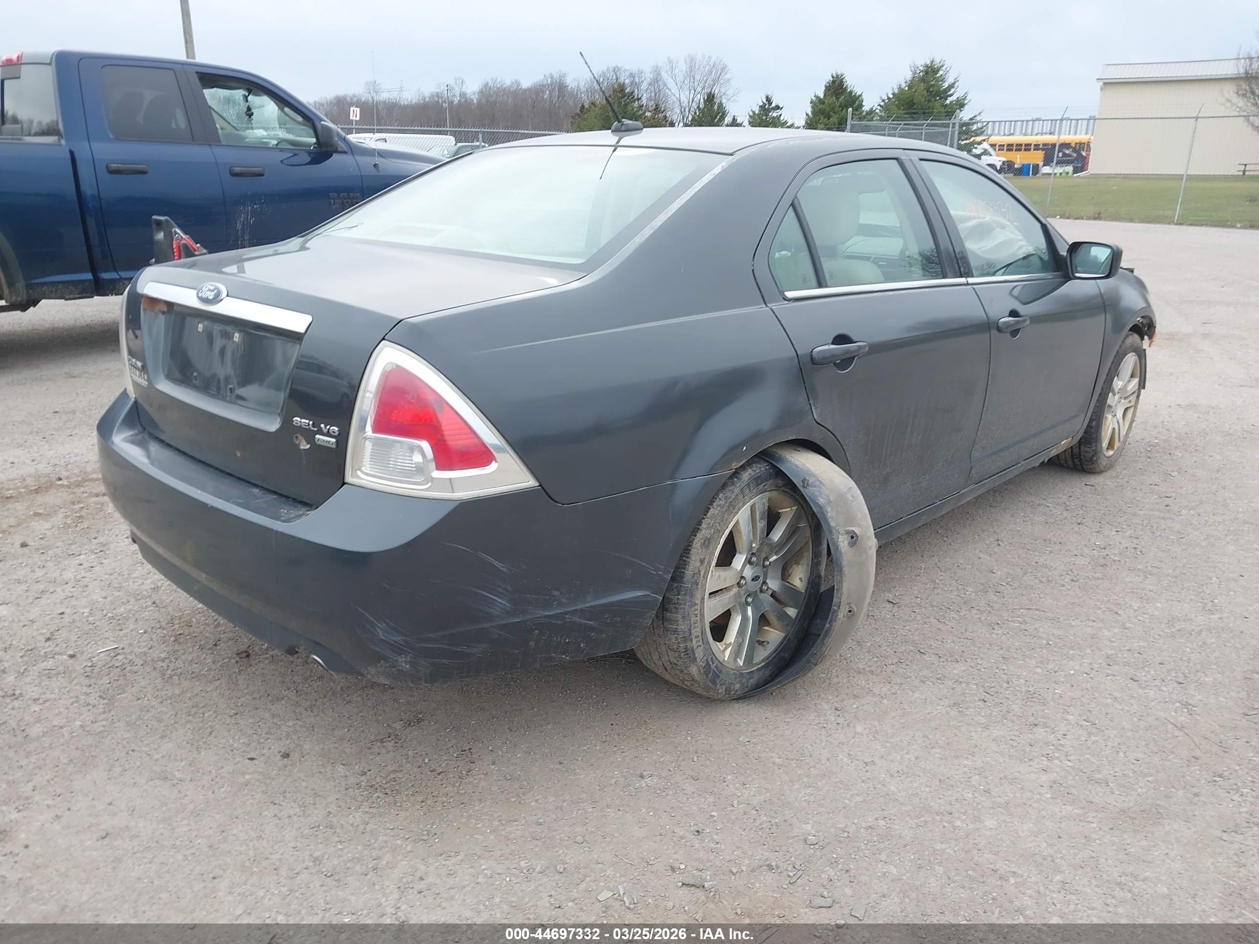 FORD FUSION image 4