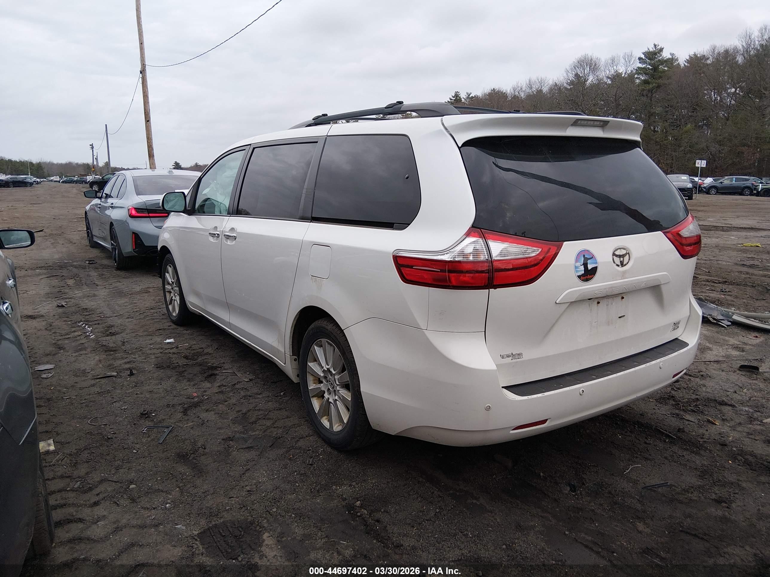 TOYOTA SIENNA image 3