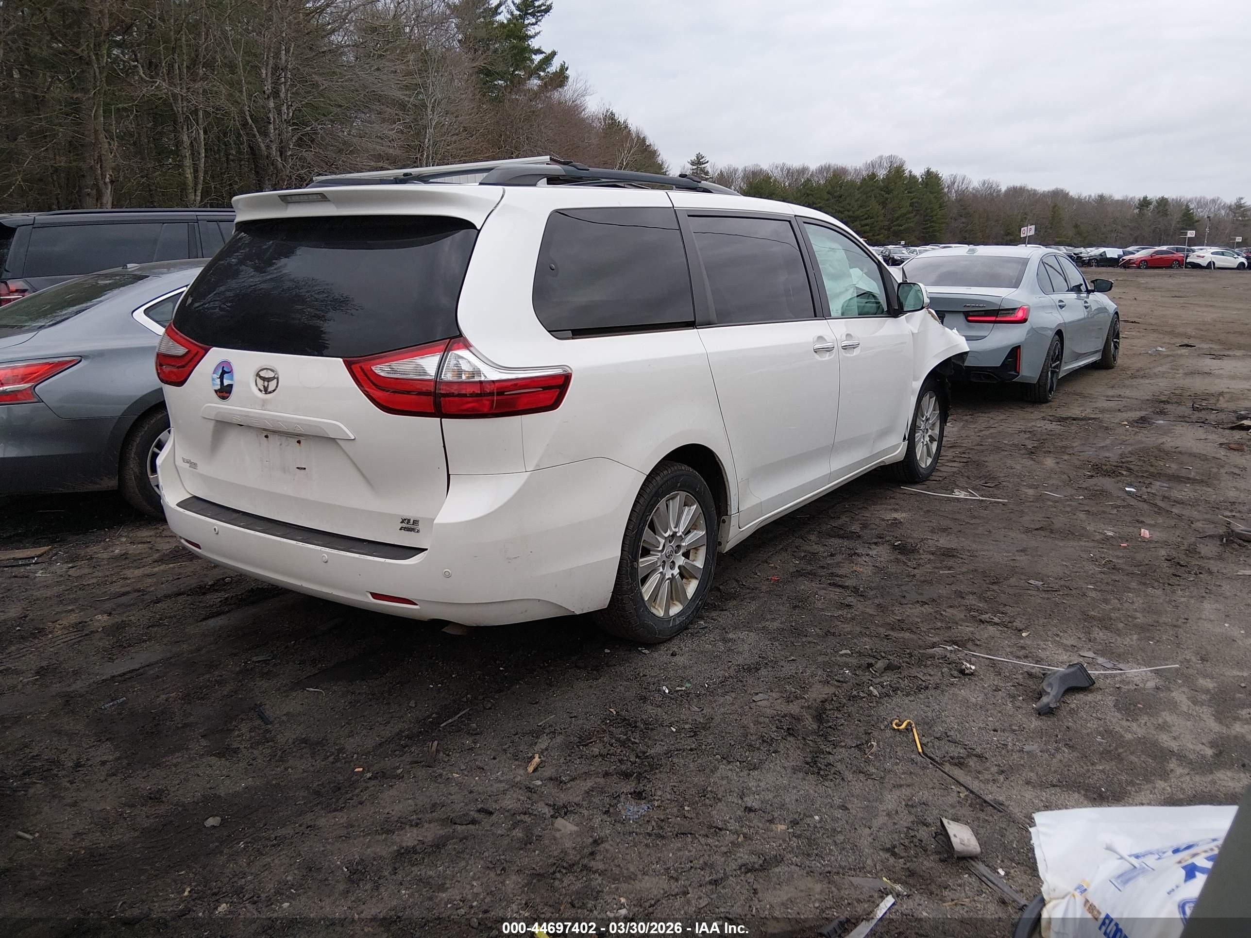 TOYOTA SIENNA image 4