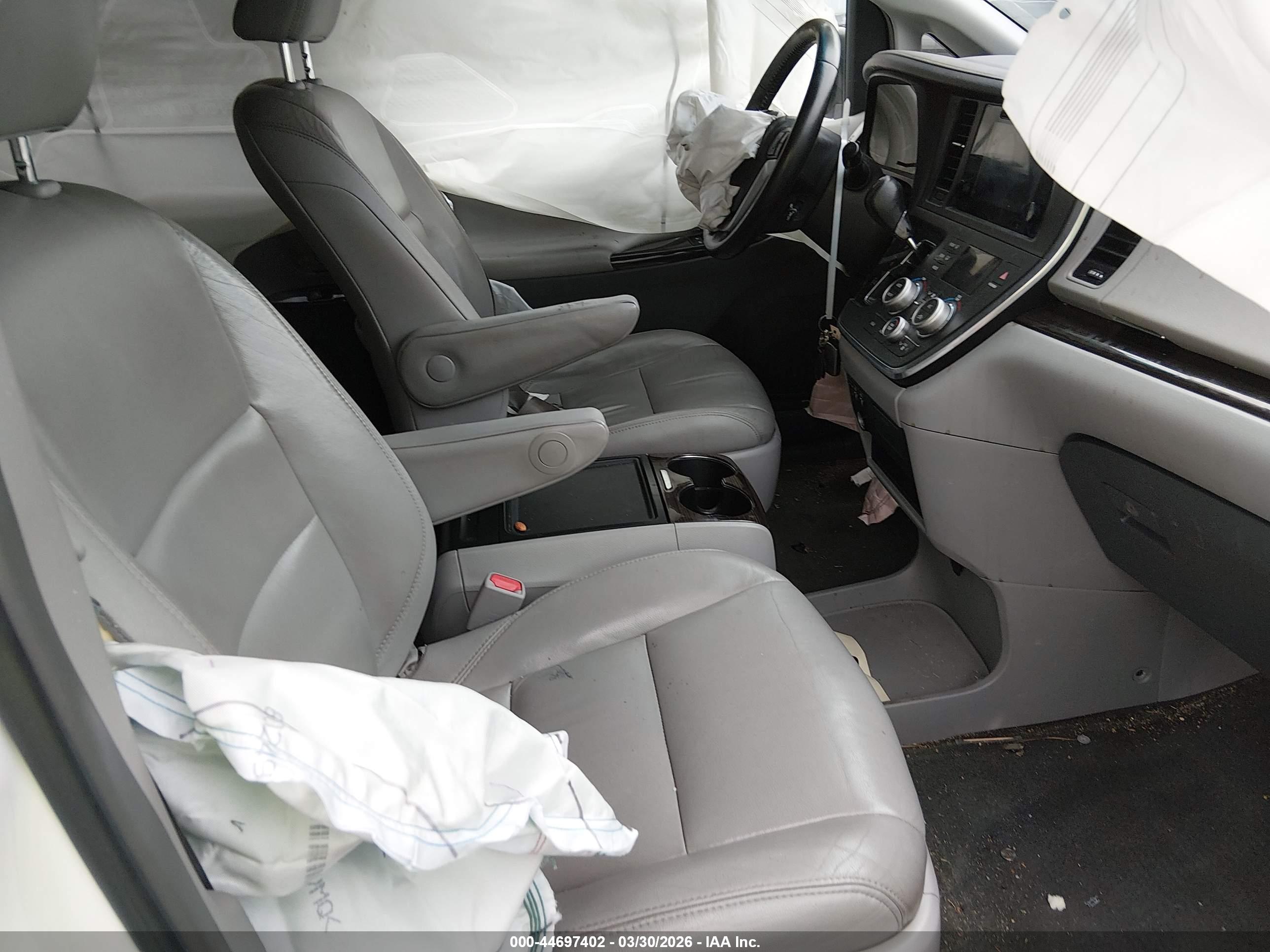 TOYOTA SIENNA image 5