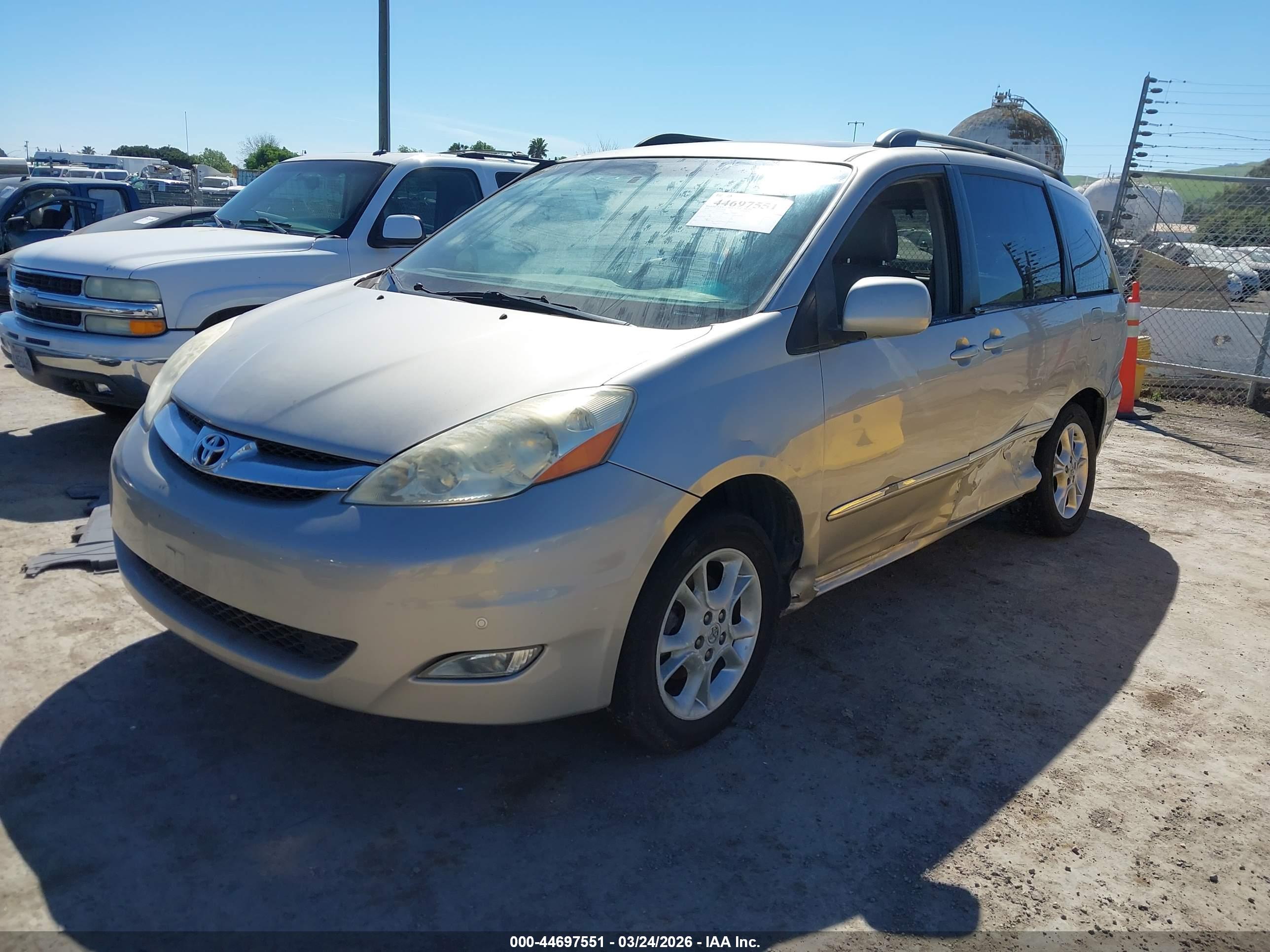 TOYOTA SIENNA image 2
