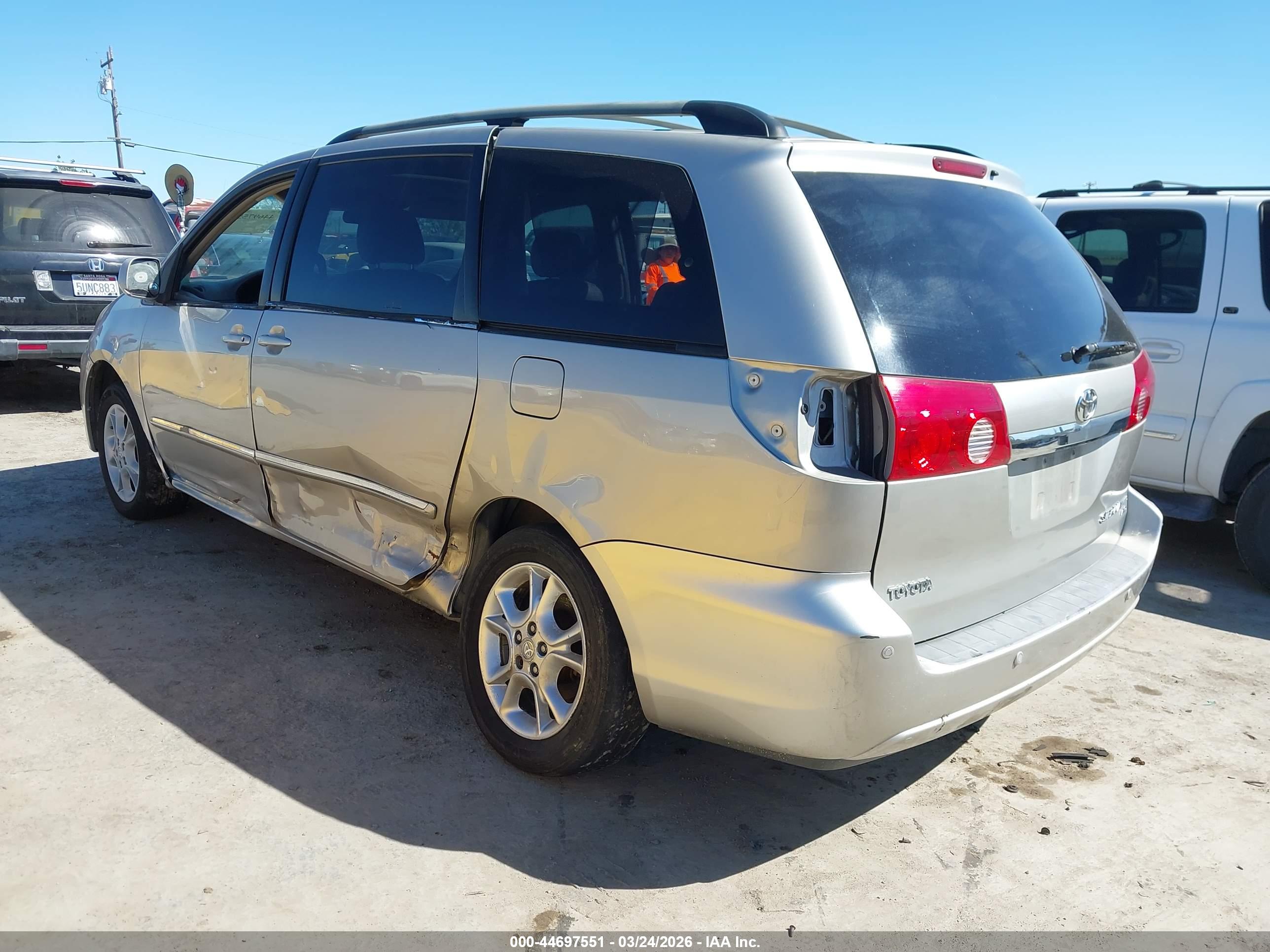 TOYOTA SIENNA image 3