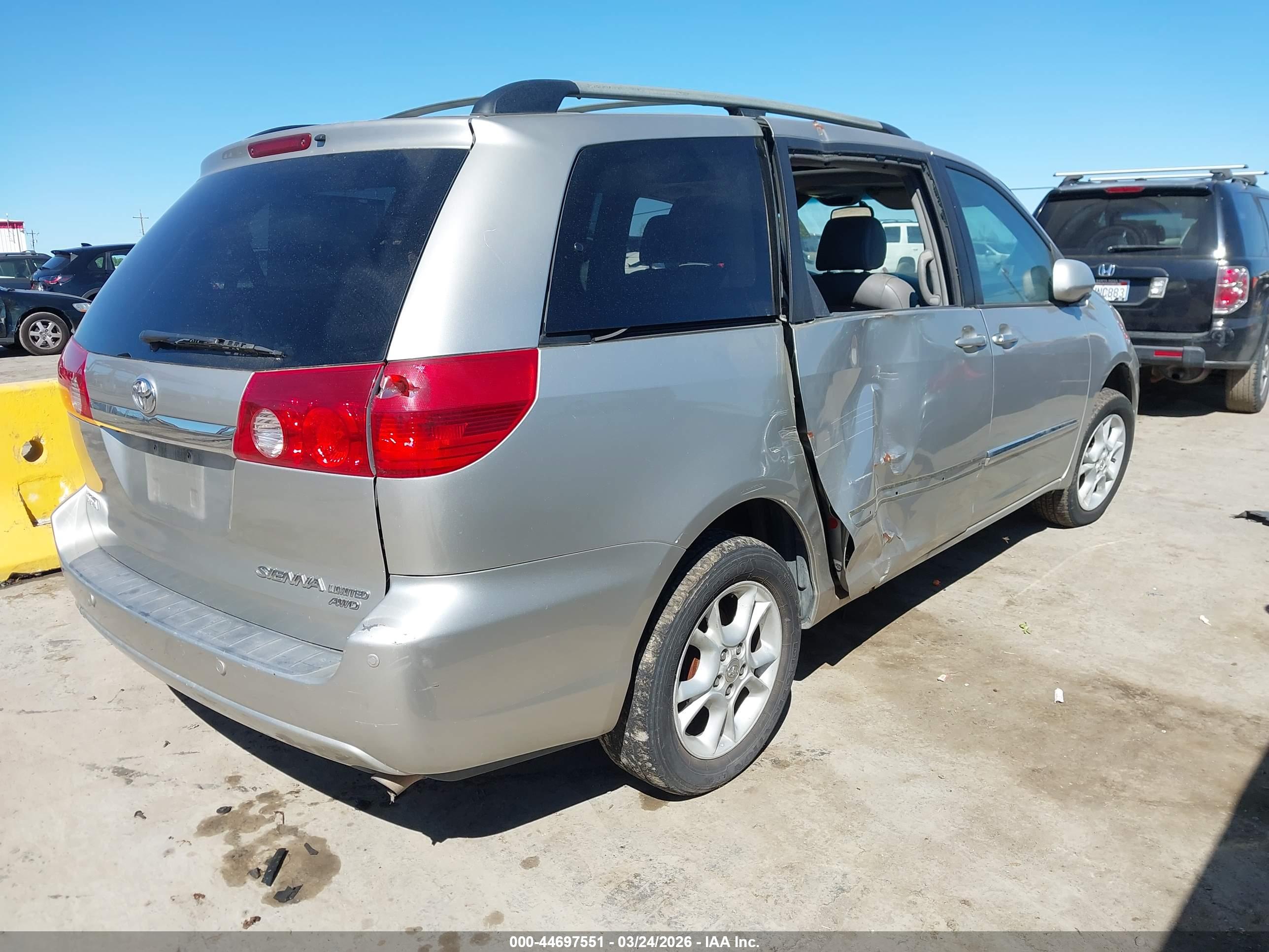 TOYOTA SIENNA image 4
