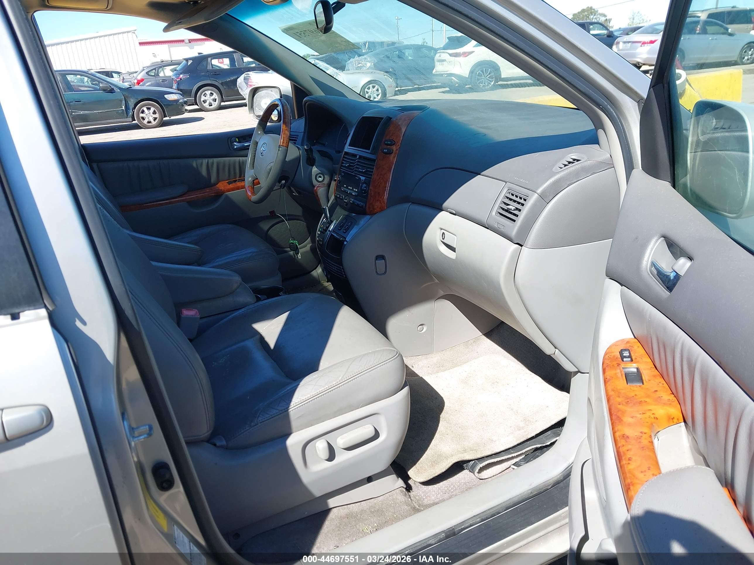 TOYOTA SIENNA image 5