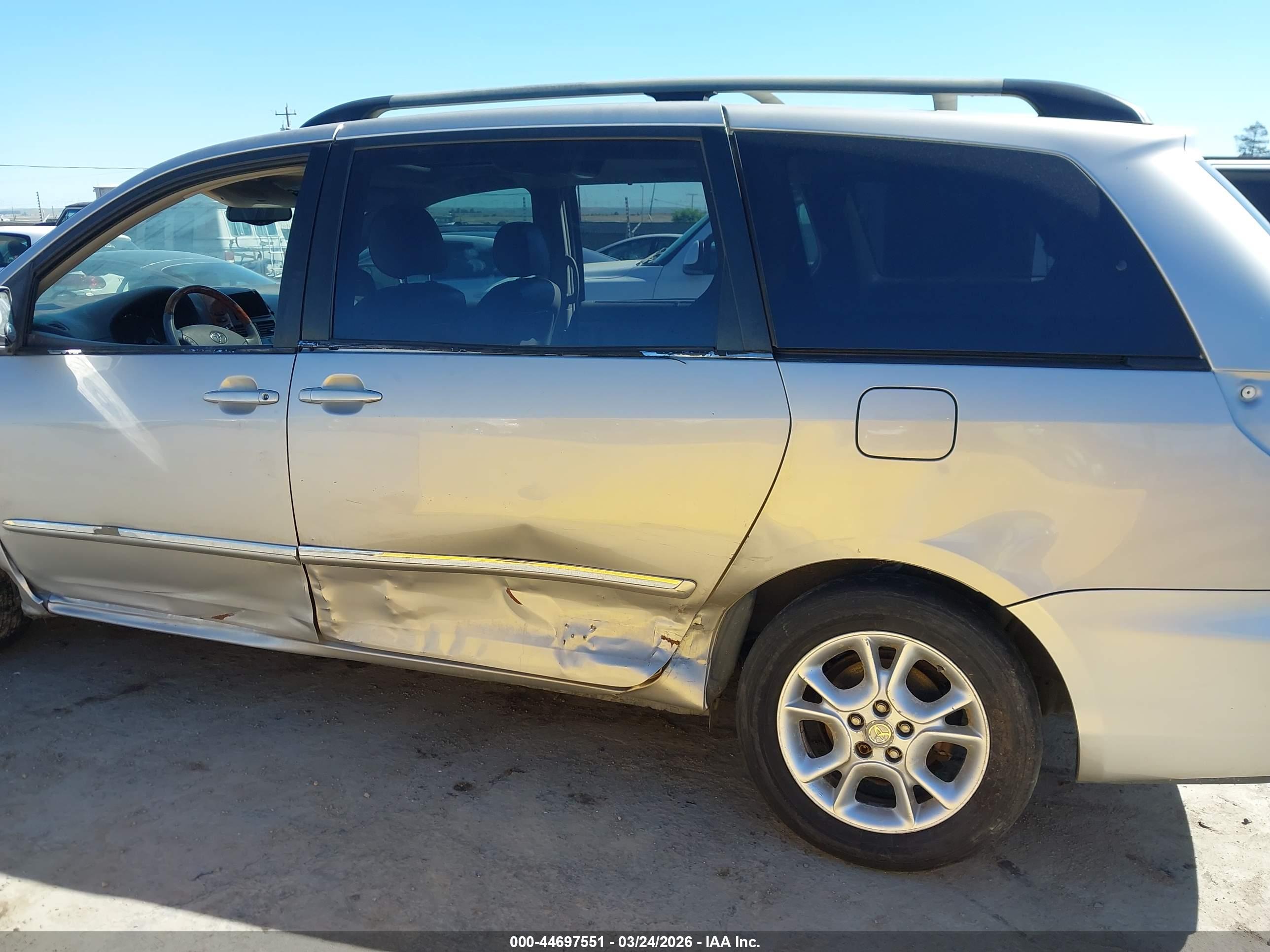 TOYOTA SIENNA image 6