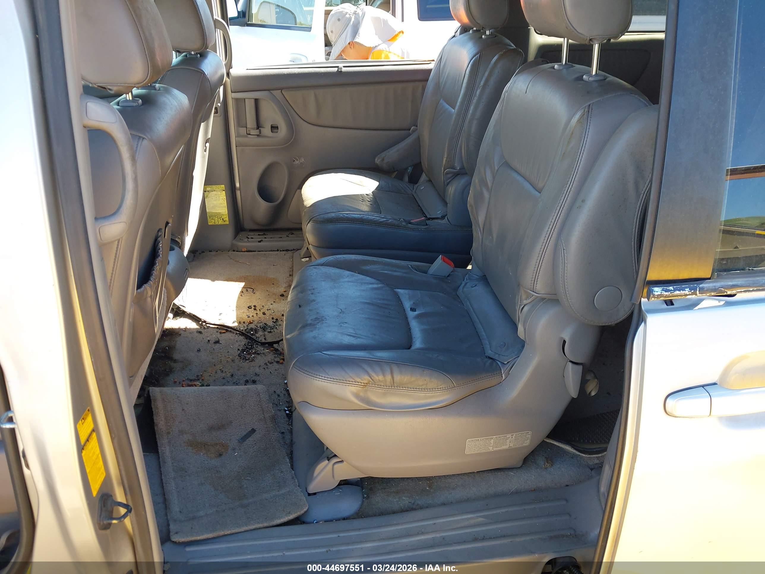 TOYOTA SIENNA image 8