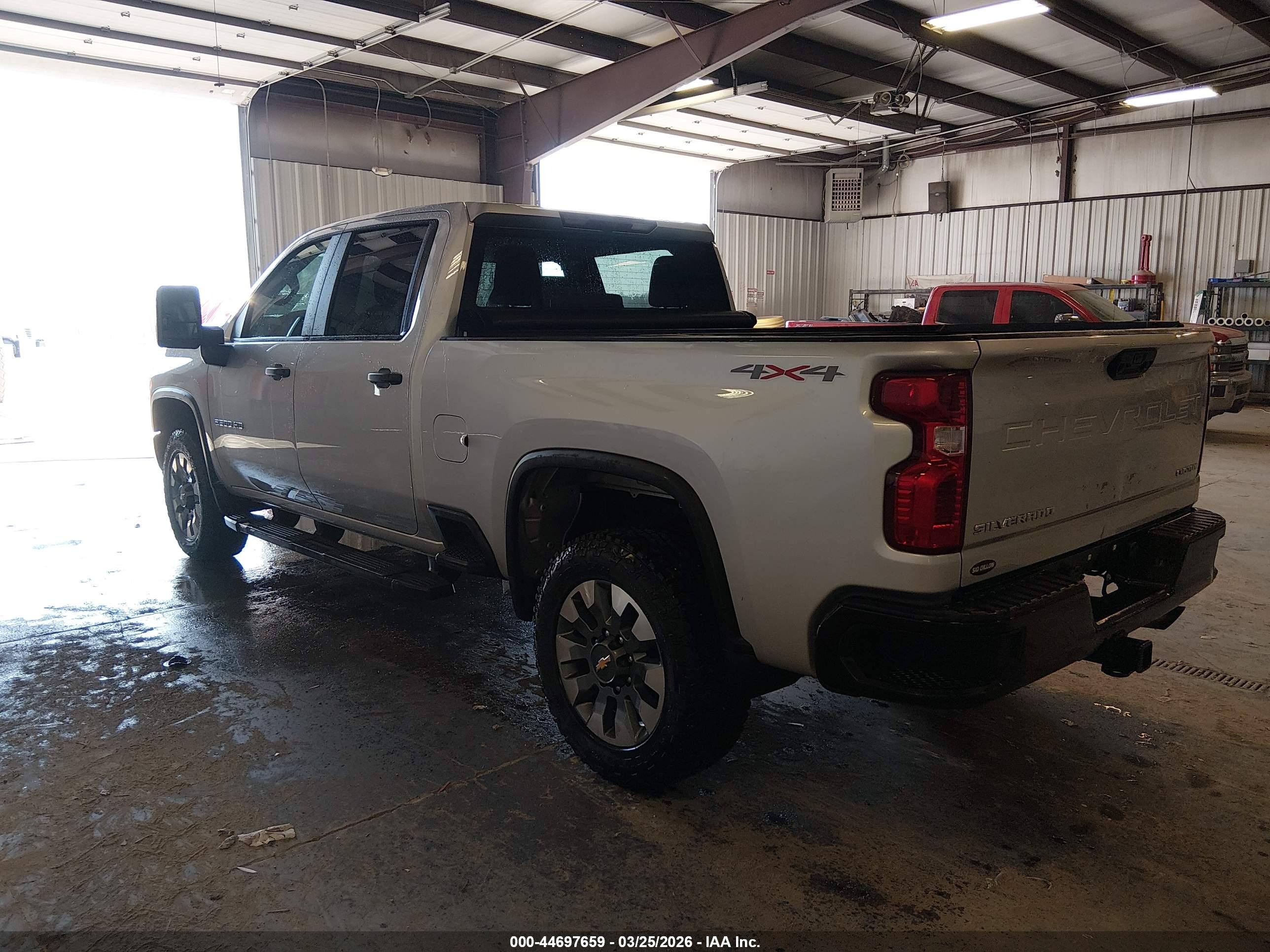 CHEVROLET SILVERADO image 3