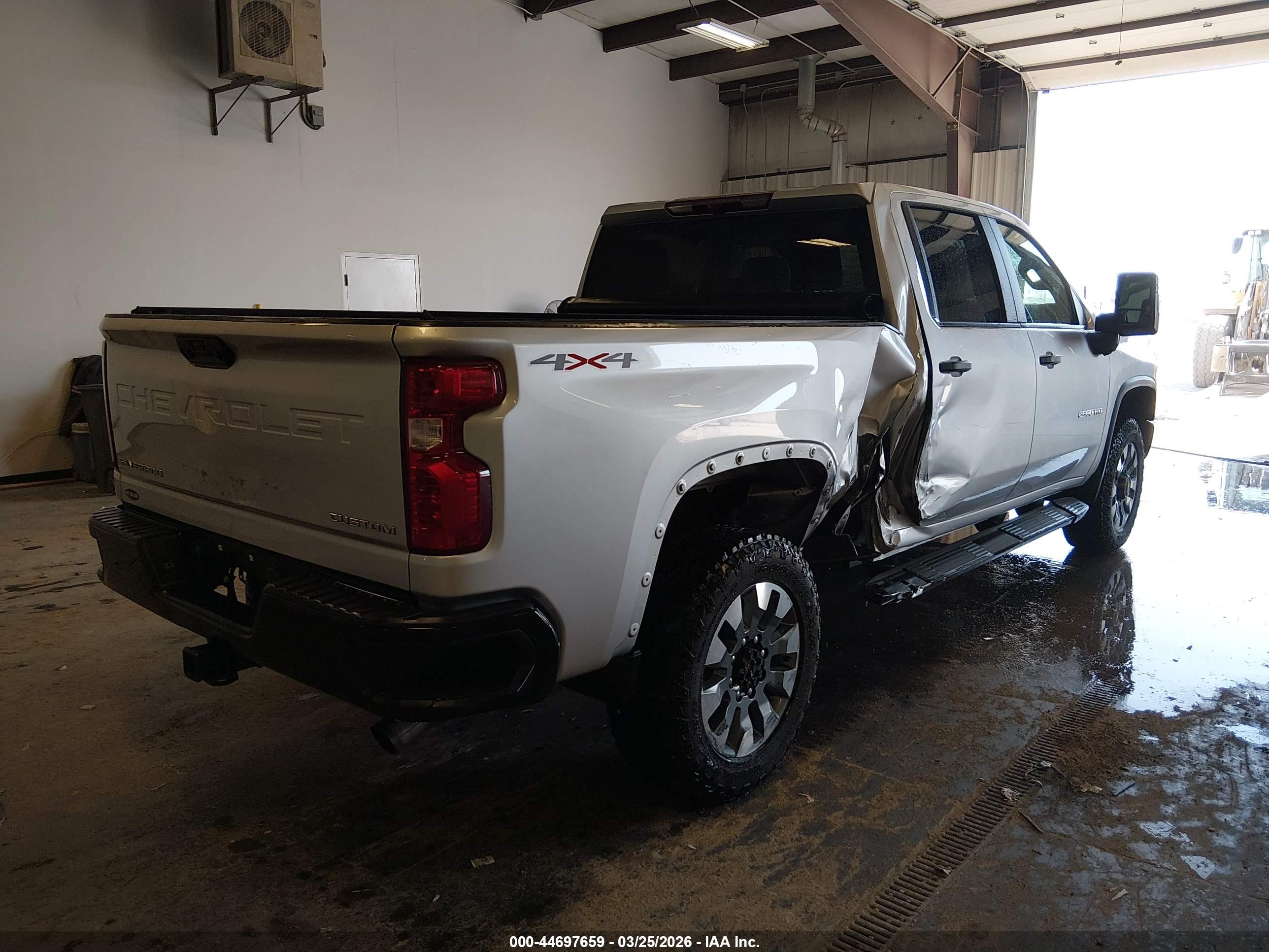 CHEVROLET SILVERADO image 4