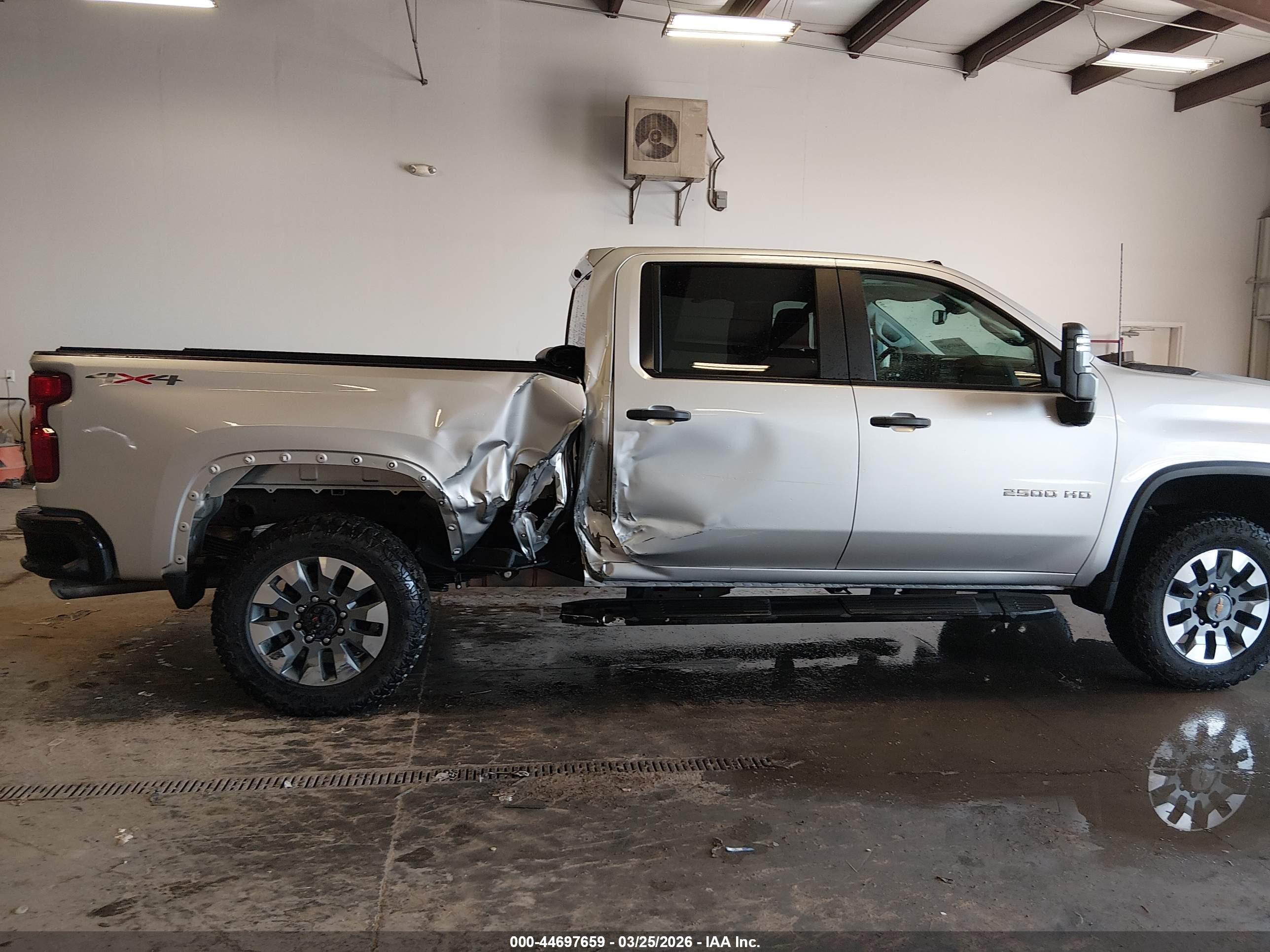 CHEVROLET SILVERADO image 6