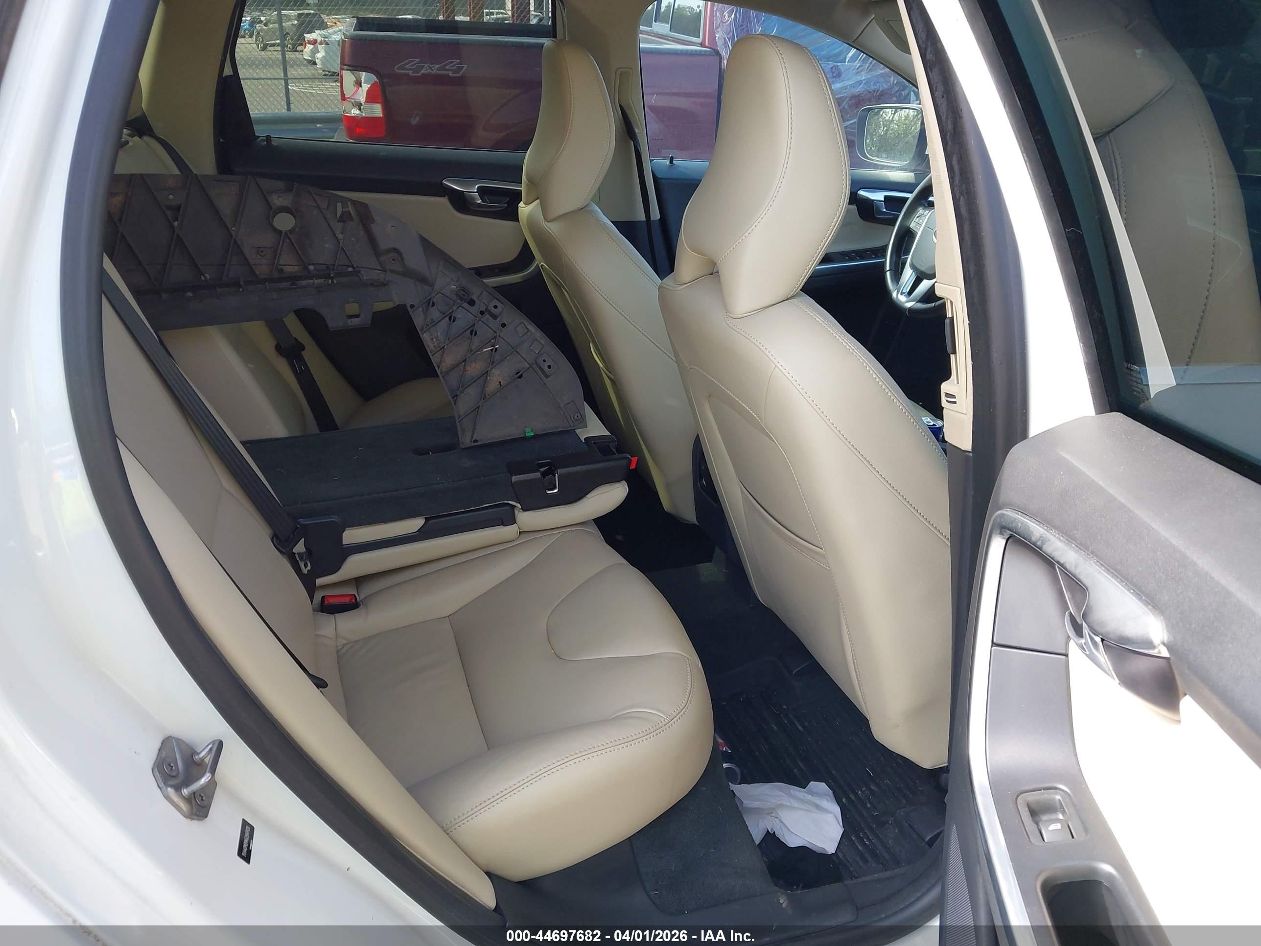VOLVO XC60 image 8