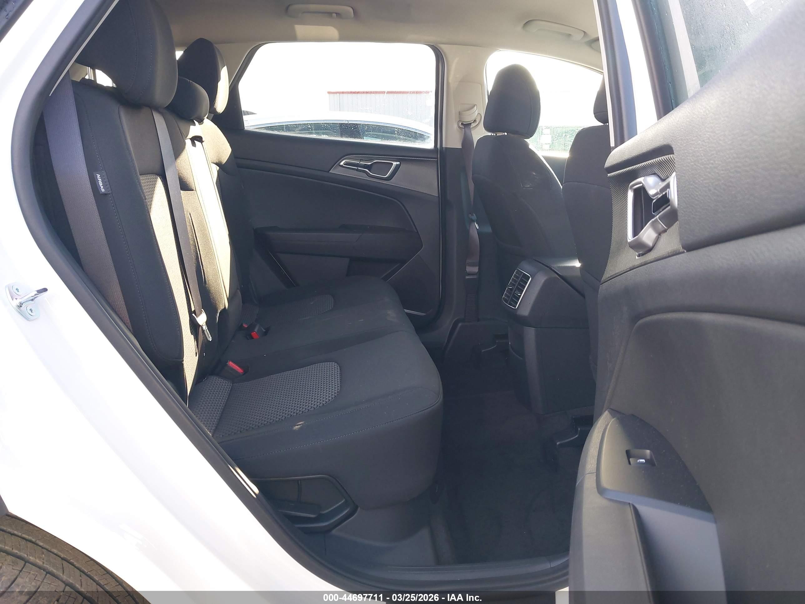 KIA SPORTAGE image 8