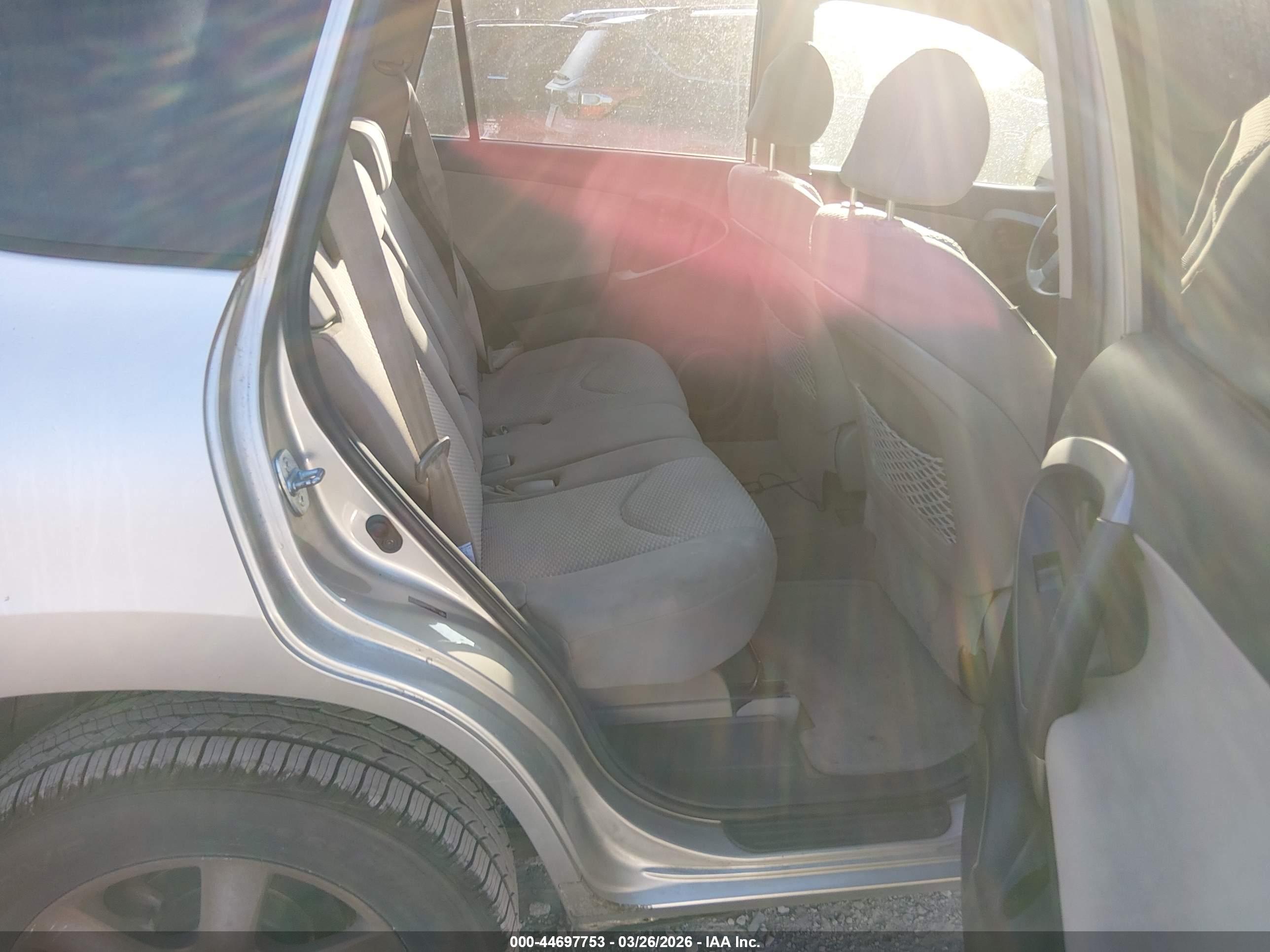 TOYOTA RAV4 image 8