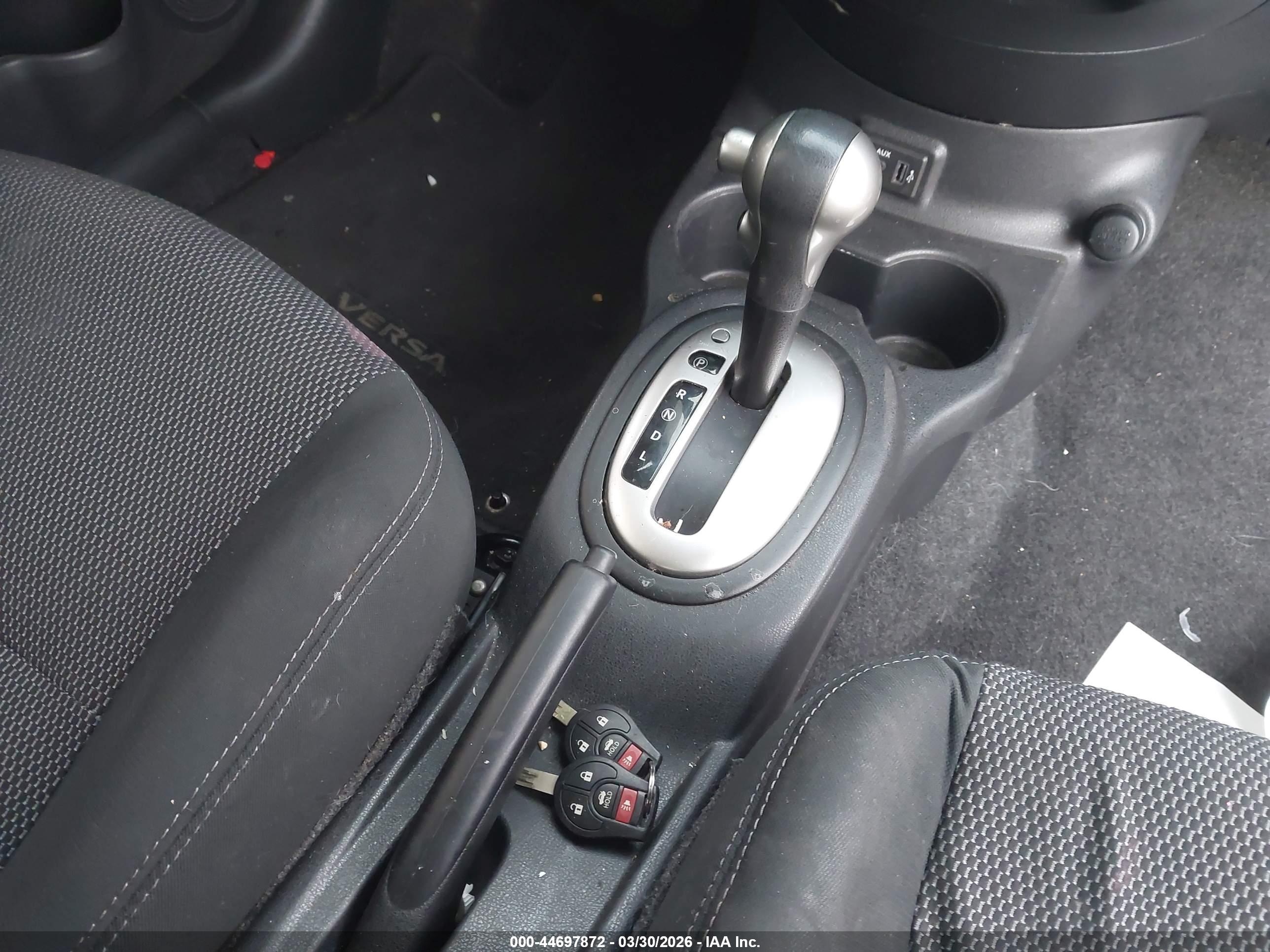 NISSAN VERSA image 11