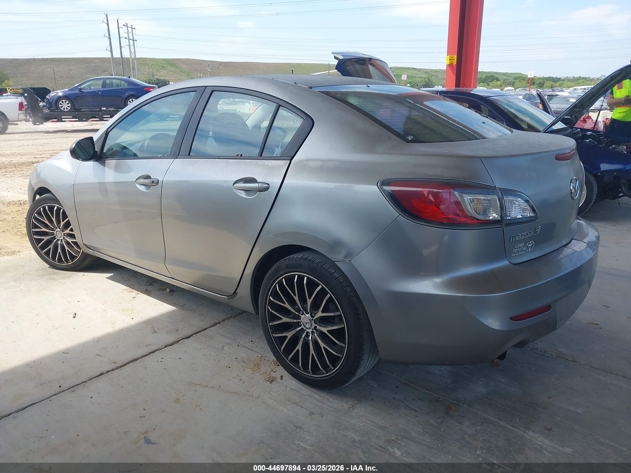 MAZDA MAZDA3 image 3