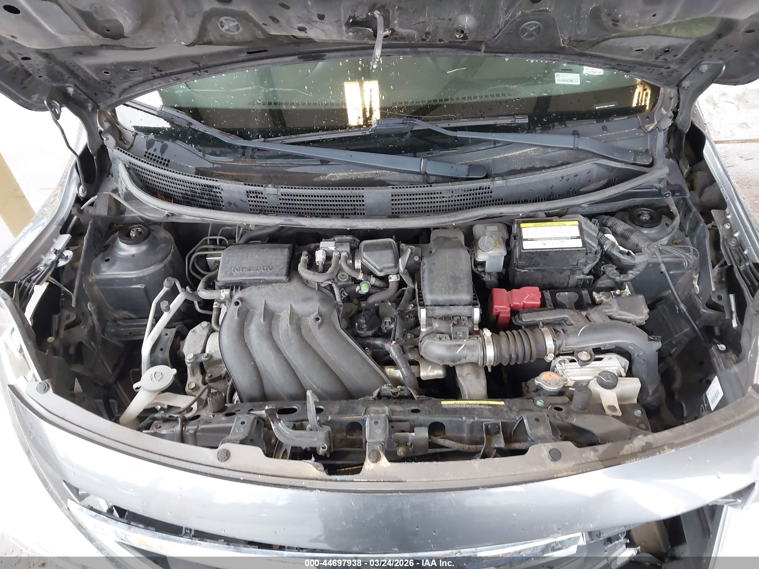NISSAN VERSA image 10