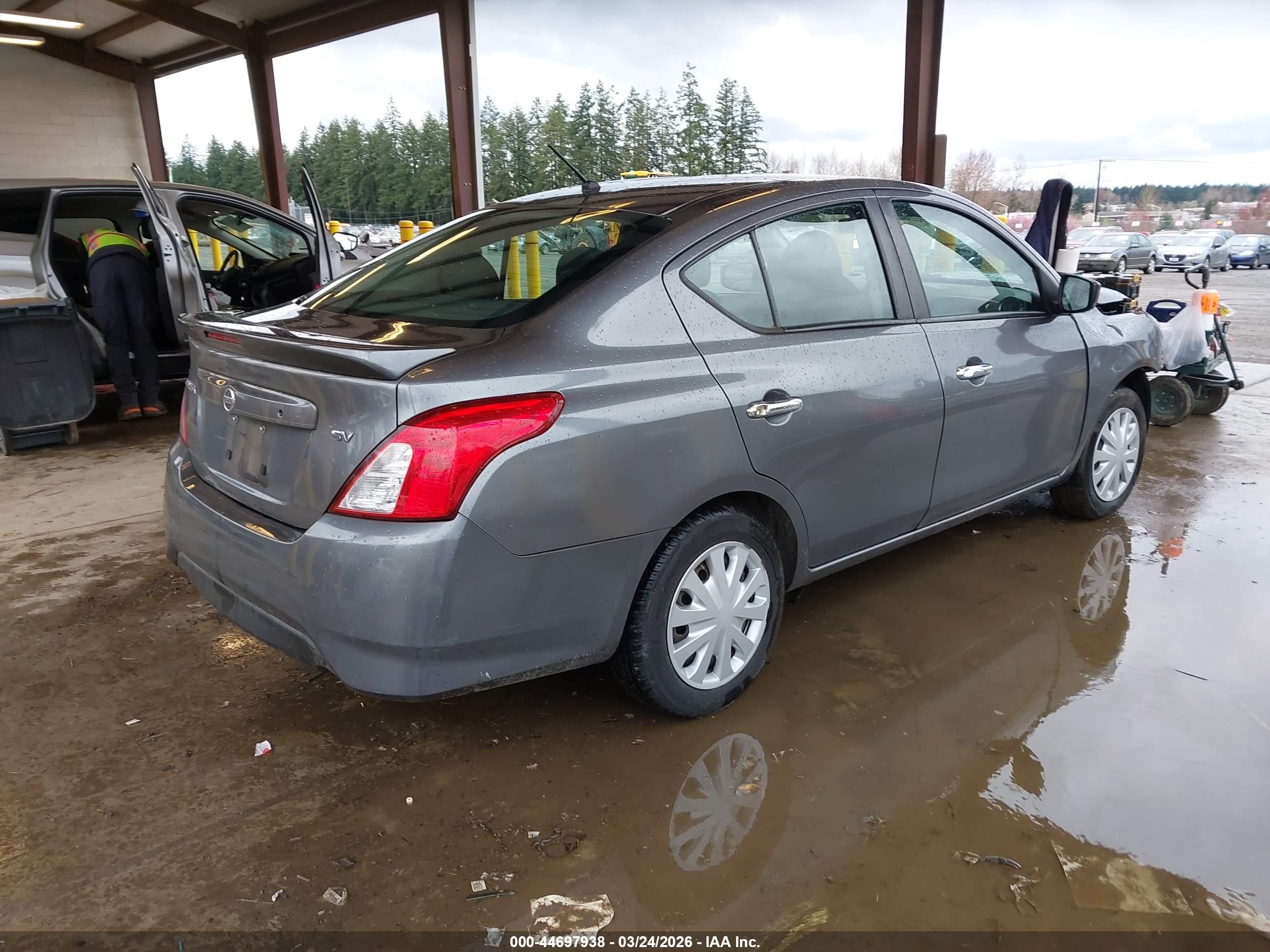 NISSAN VERSA image 4