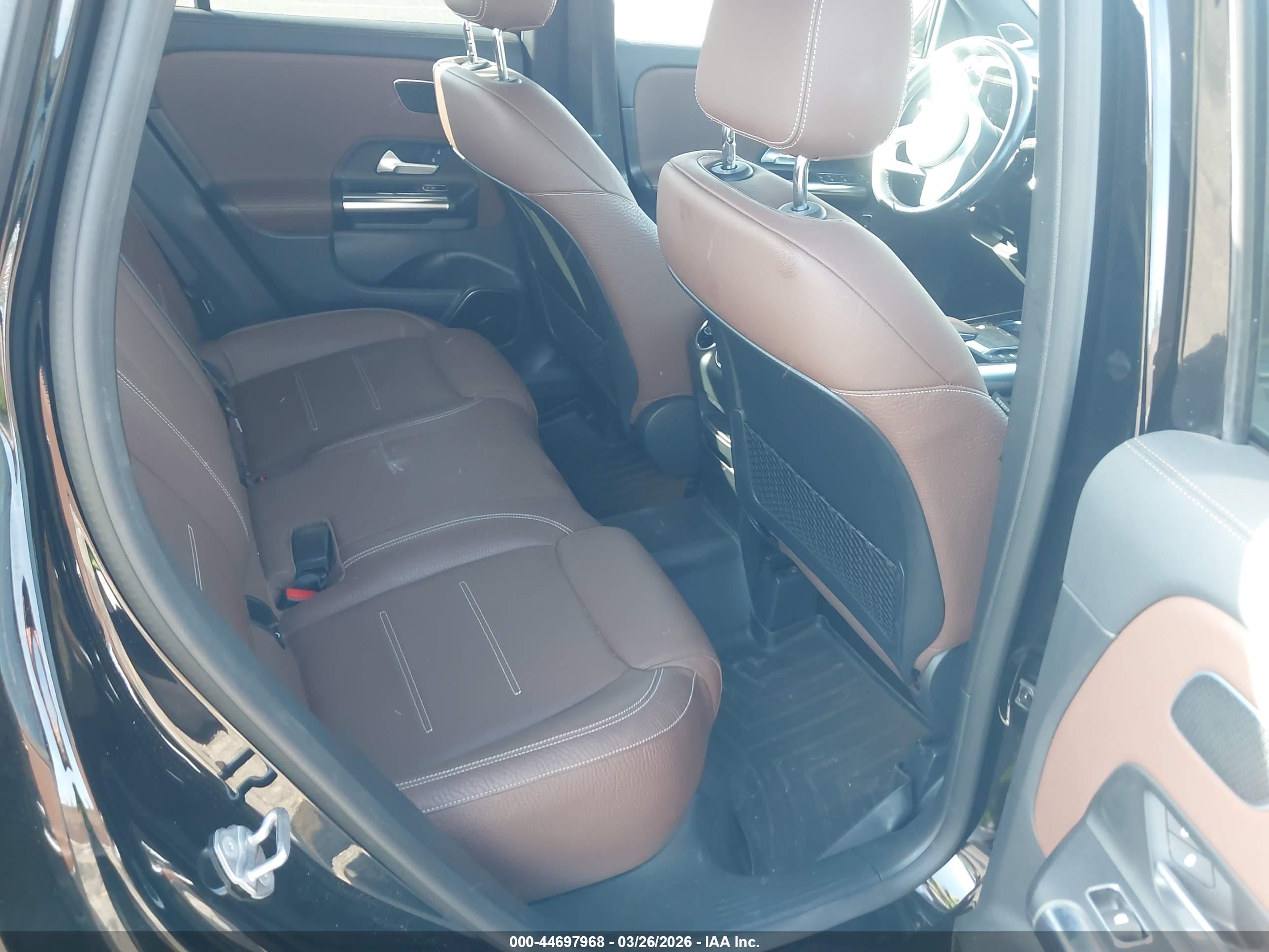 MERCEDES-BENZ GLA image 8