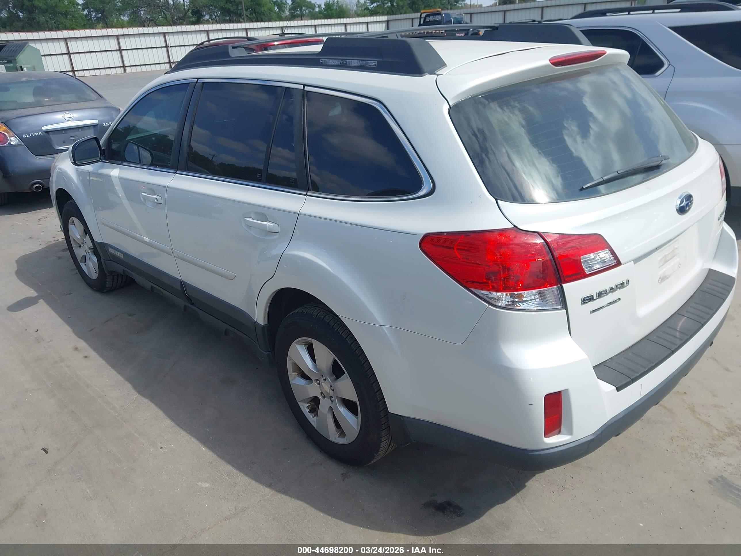 SUBARU OUTBACK image 3