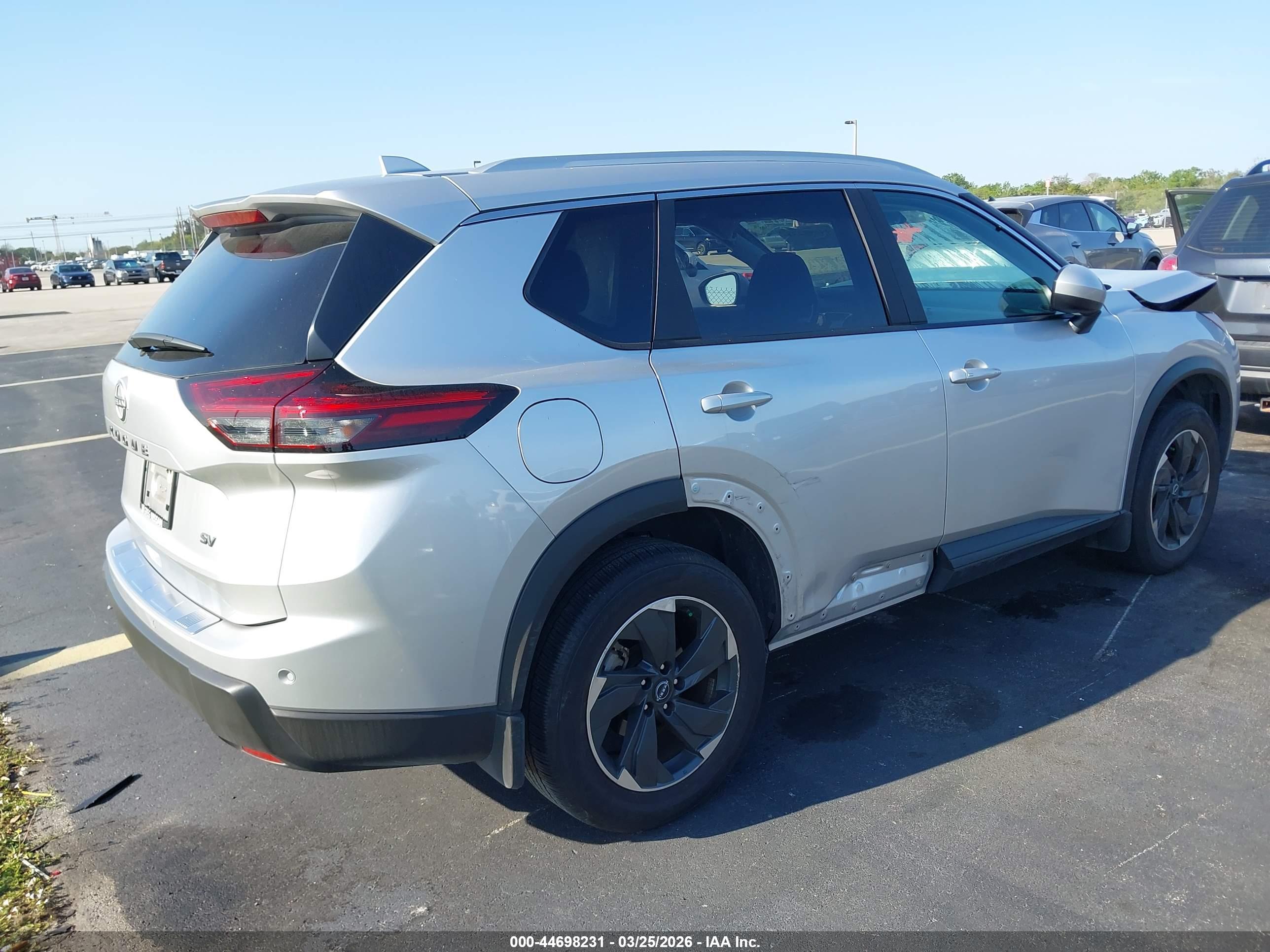 NISSAN ROGUE image 4