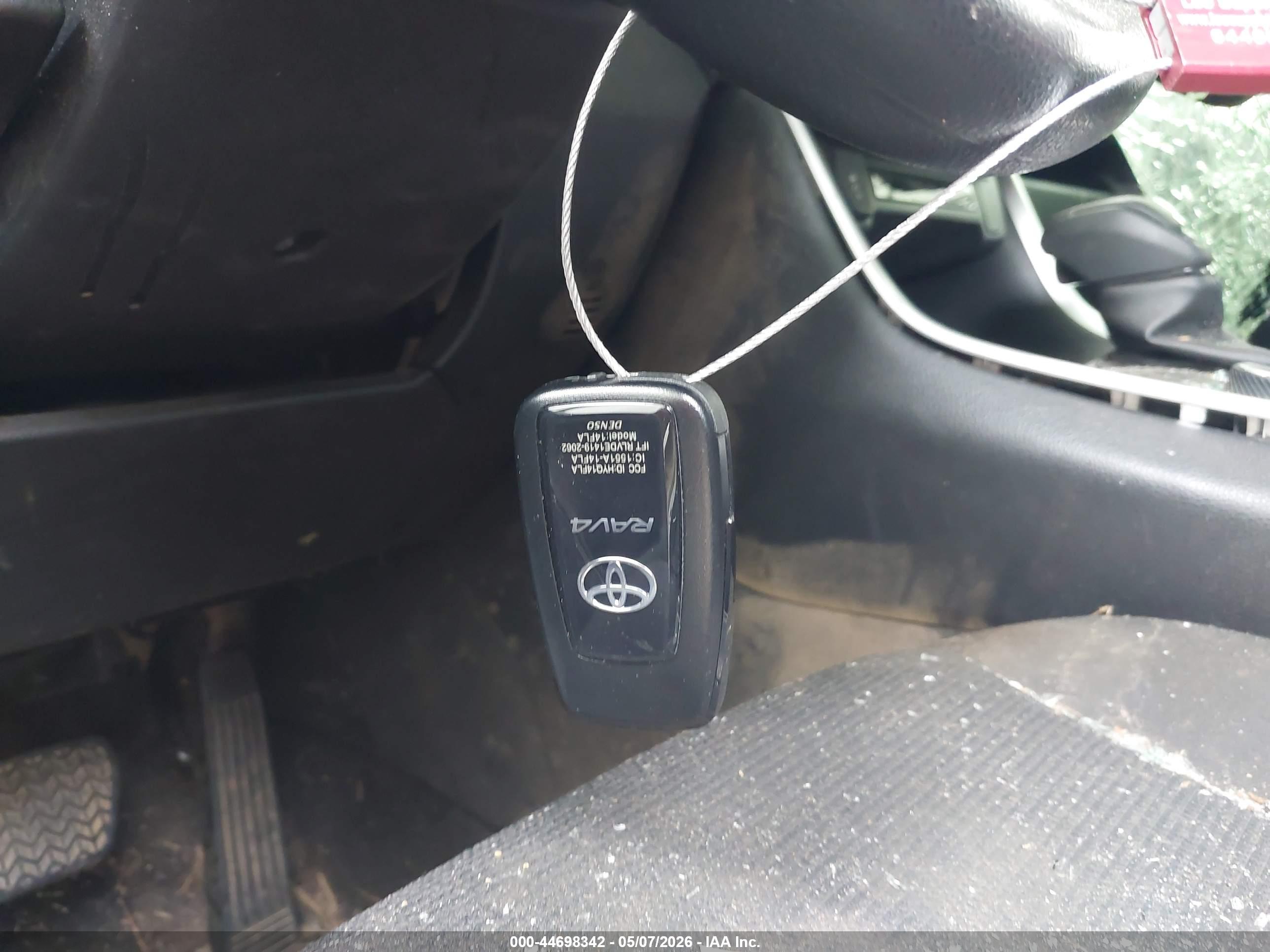 TOYOTA RAV4 image 11