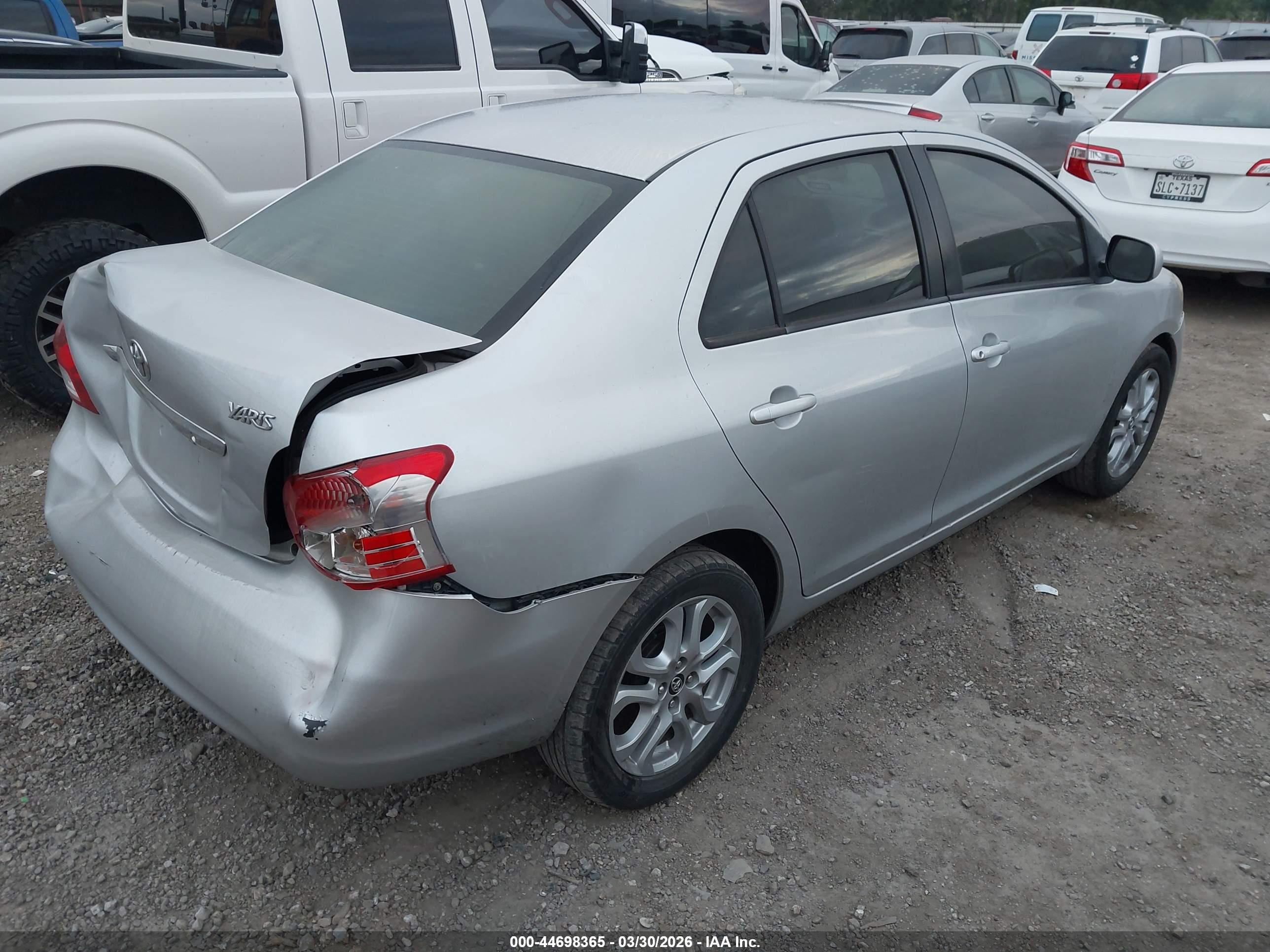 TOYOTA YARIS image 4