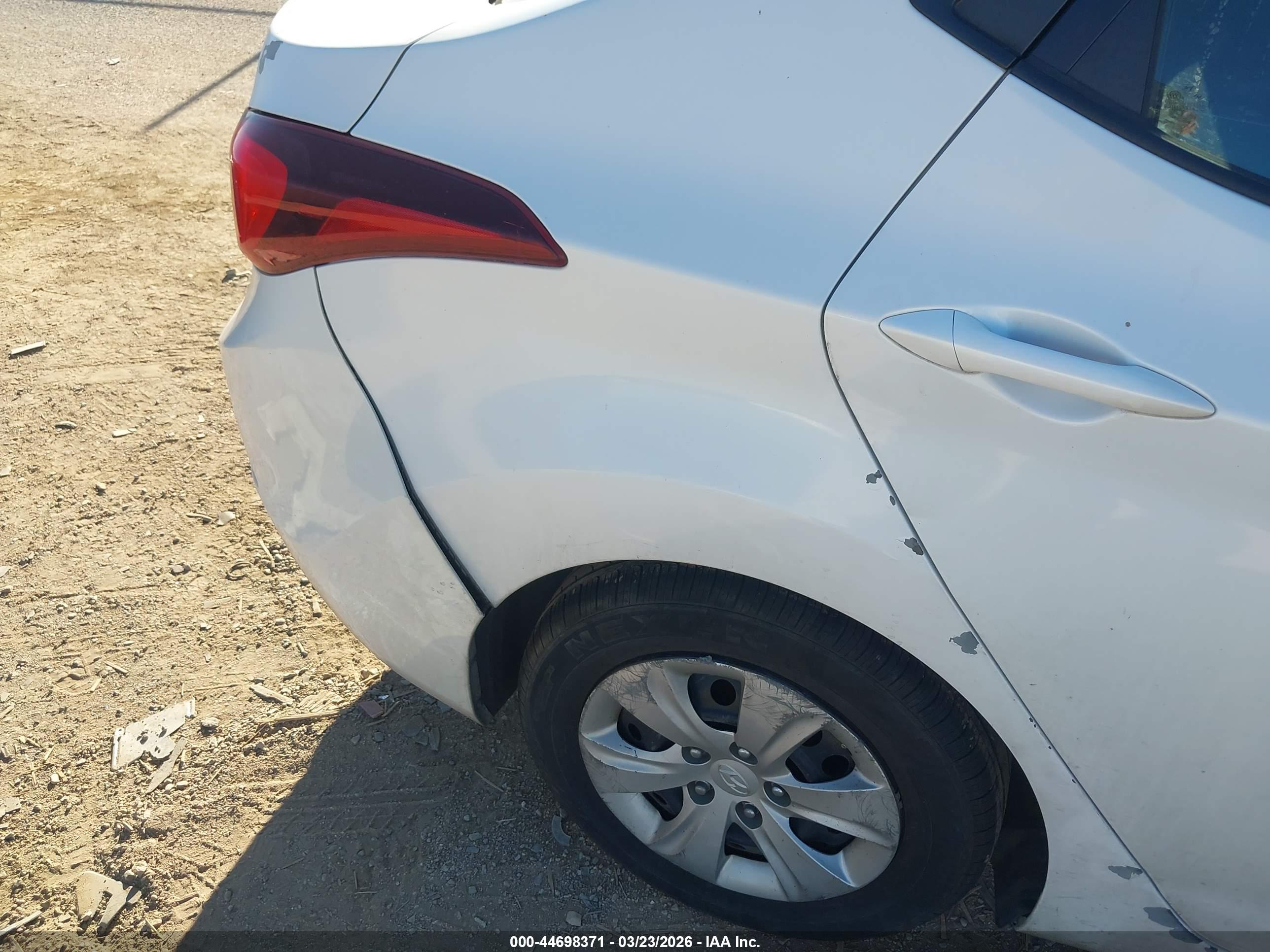 HYUNDAI ELANTRA image 6