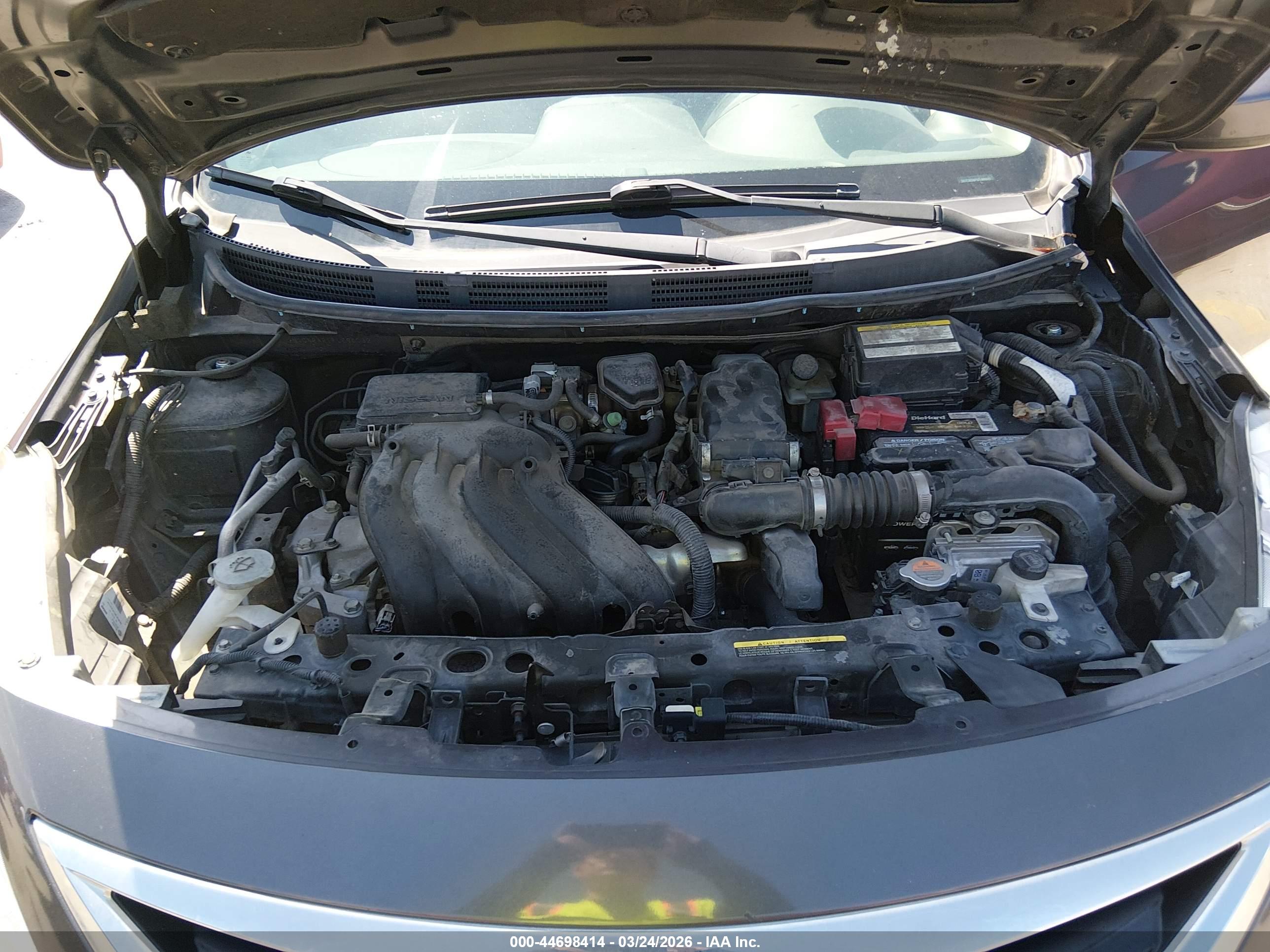 NISSAN VERSA image 10