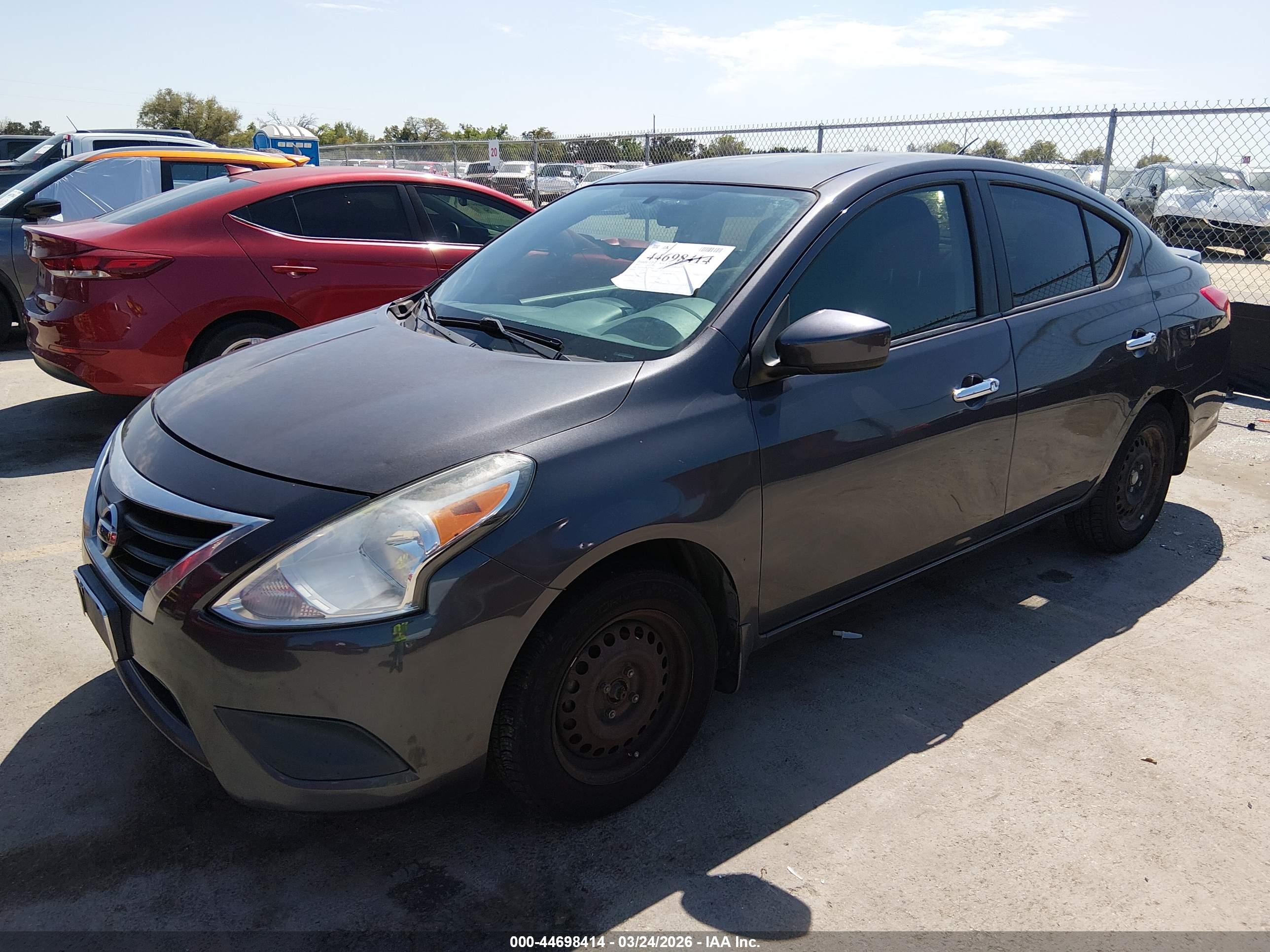 NISSAN VERSA image 2