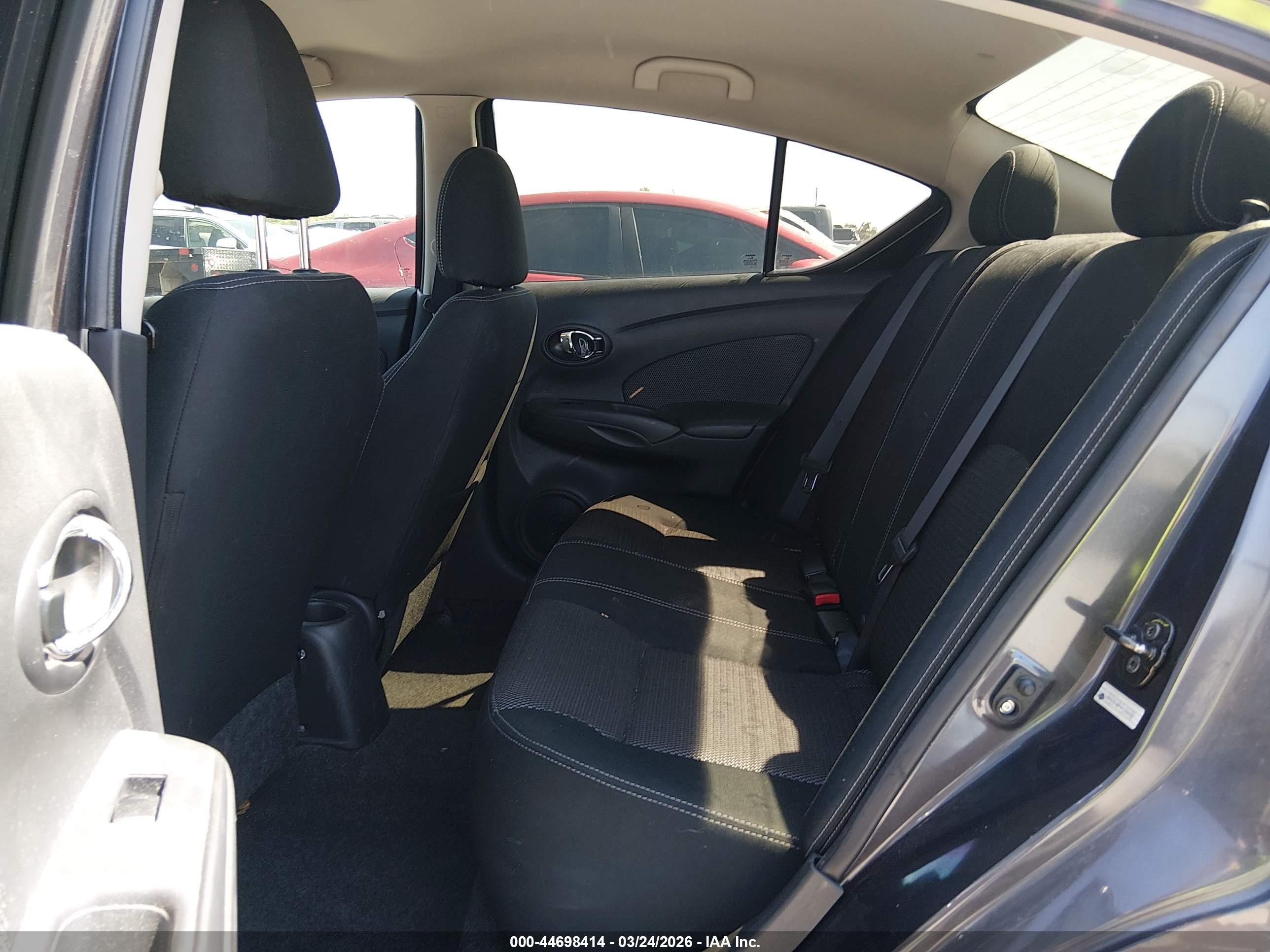 NISSAN VERSA image 8