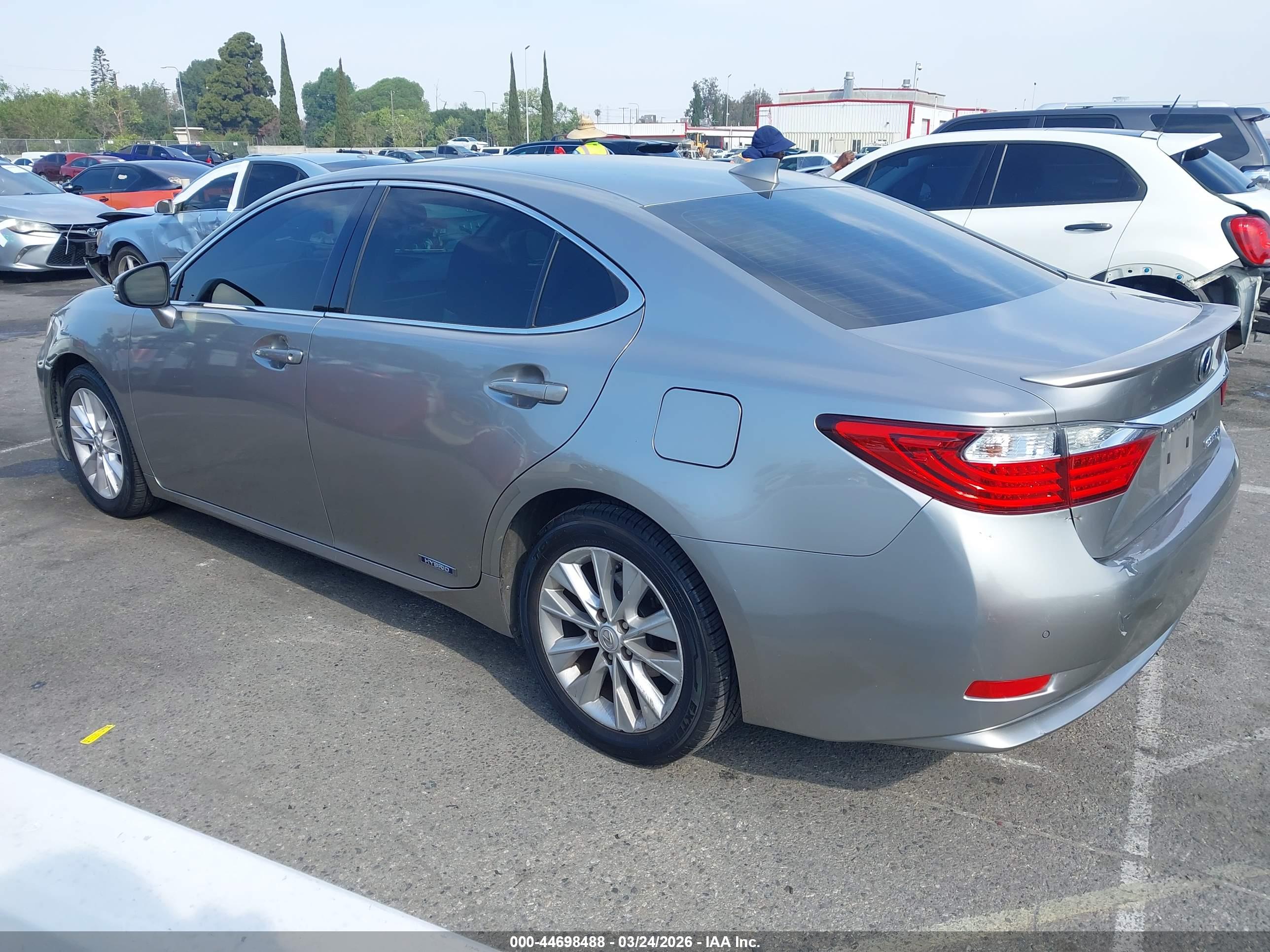 LEXUS ES image 3