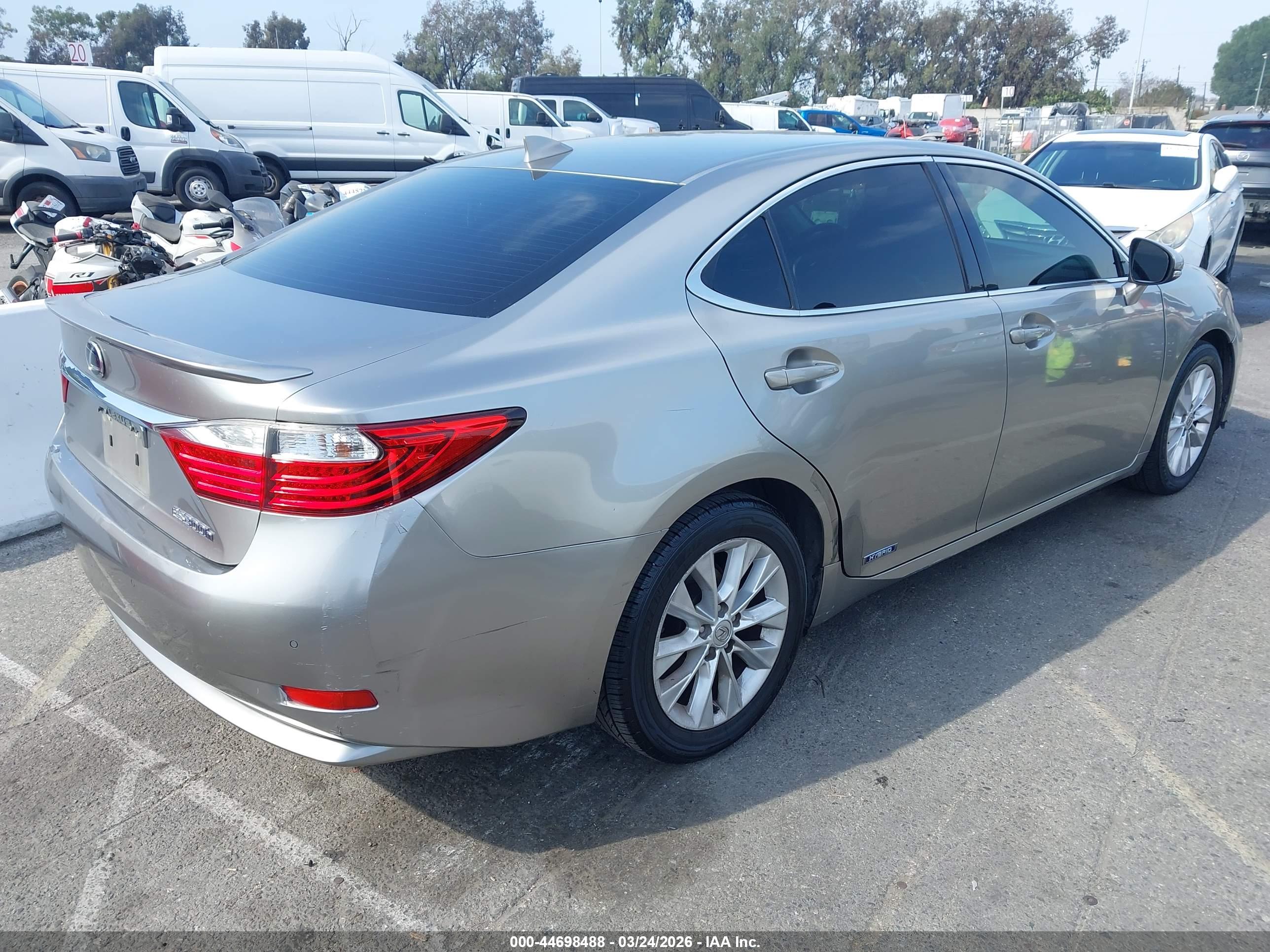 LEXUS ES image 4