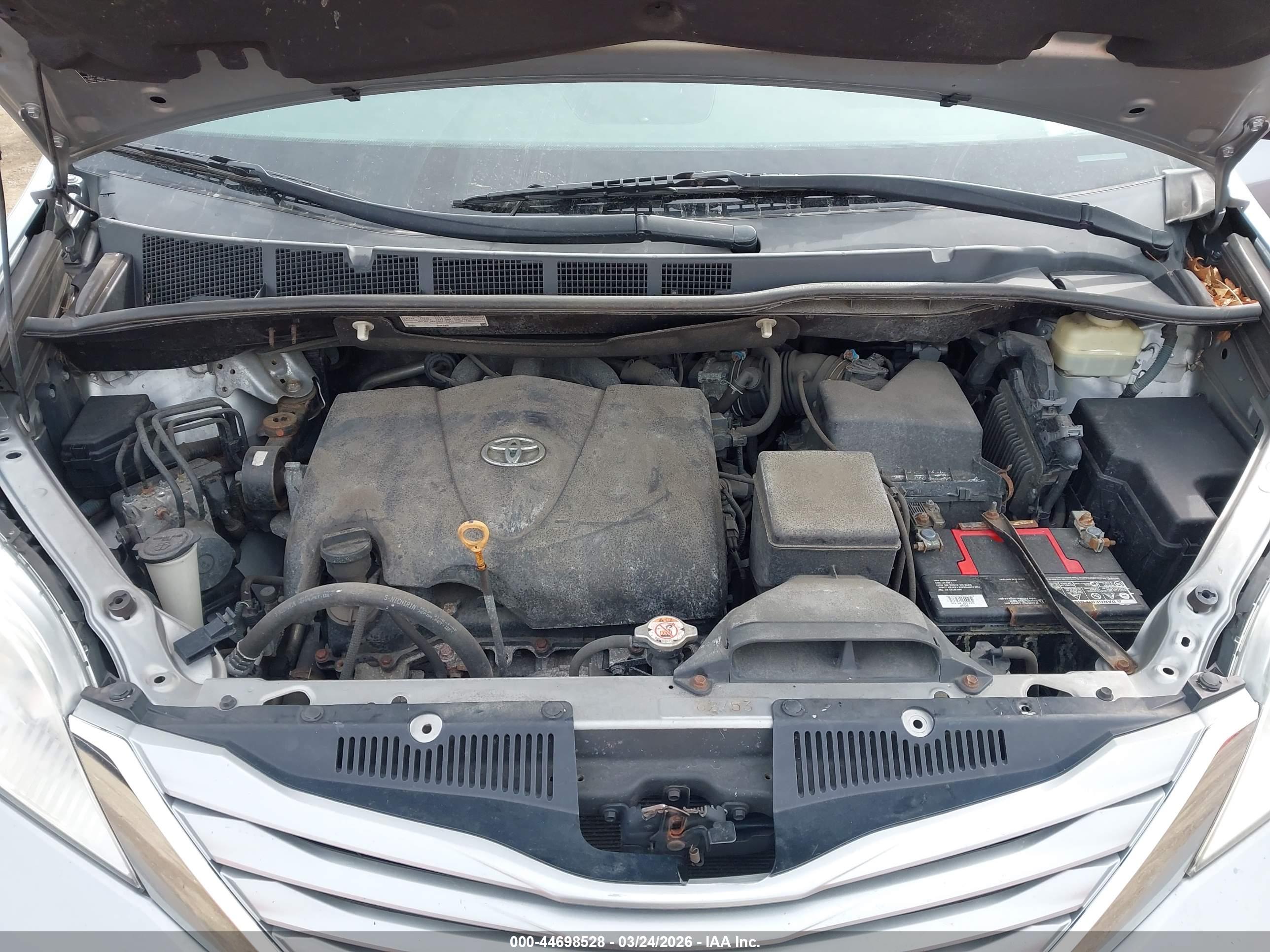 TOYOTA SIENNA image 10