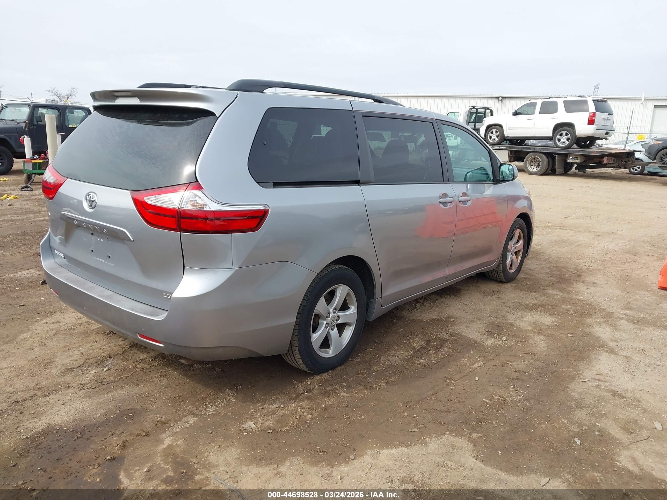 TOYOTA SIENNA image 4