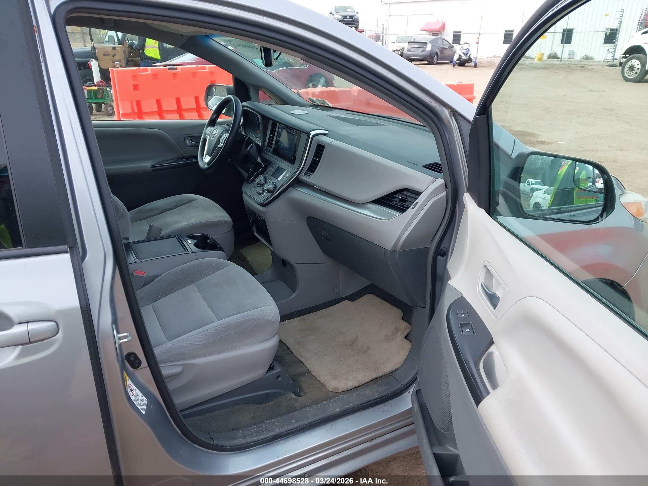 TOYOTA SIENNA image 5