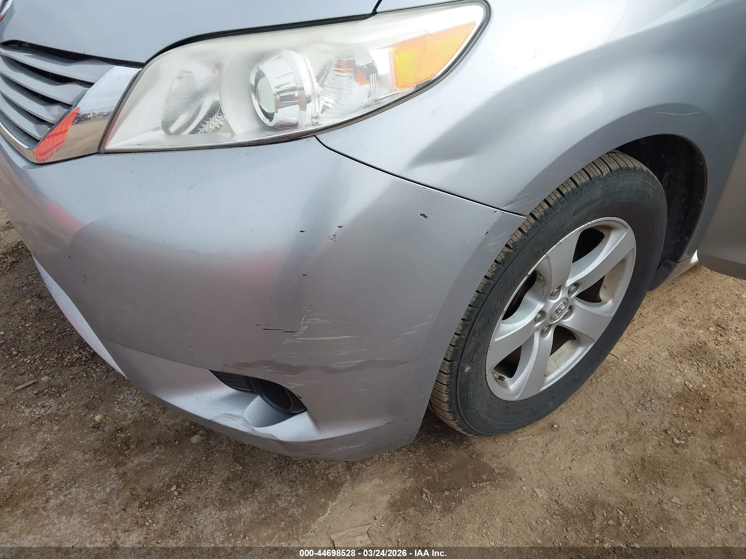TOYOTA SIENNA image 6