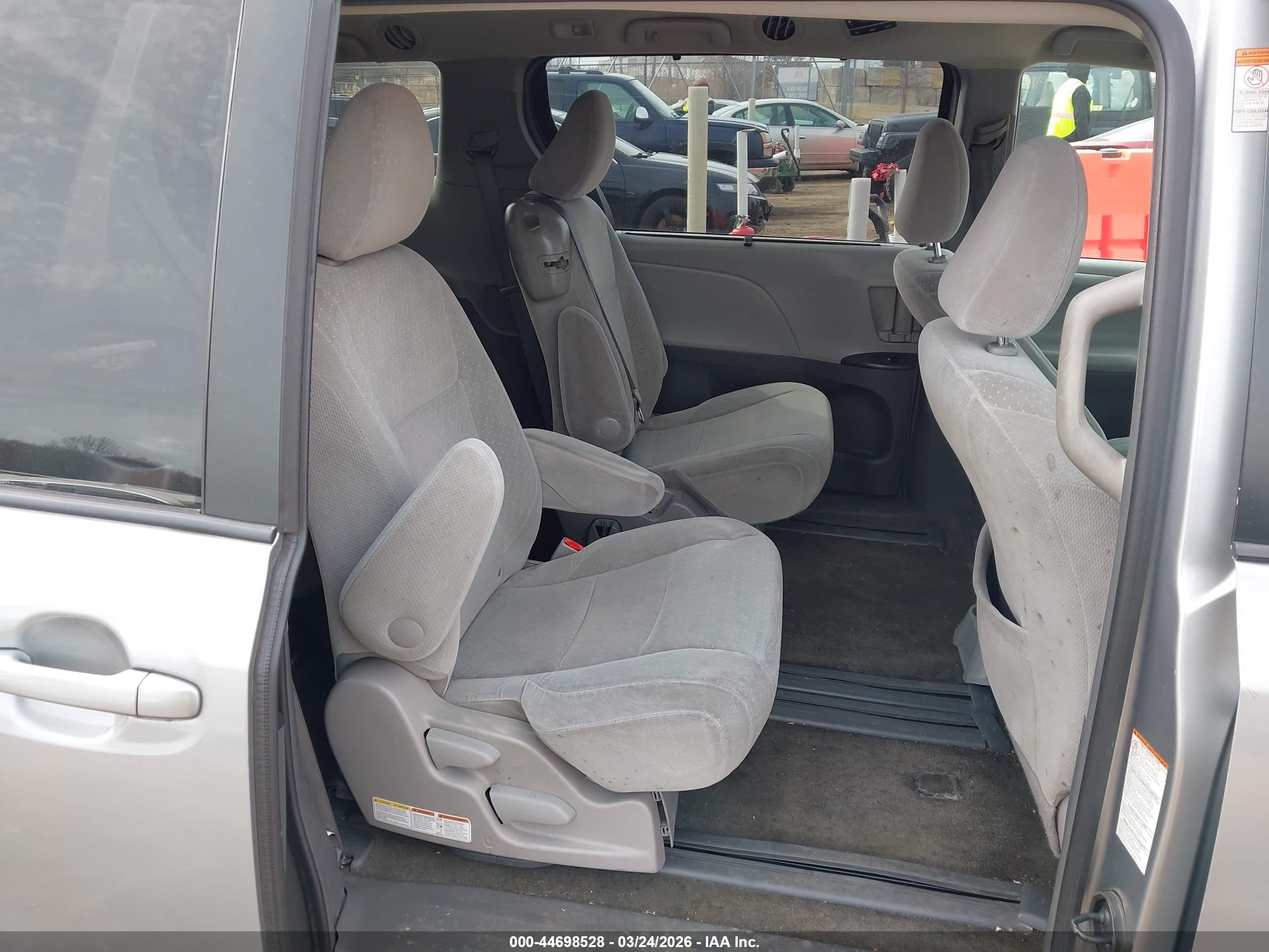 TOYOTA SIENNA image 8