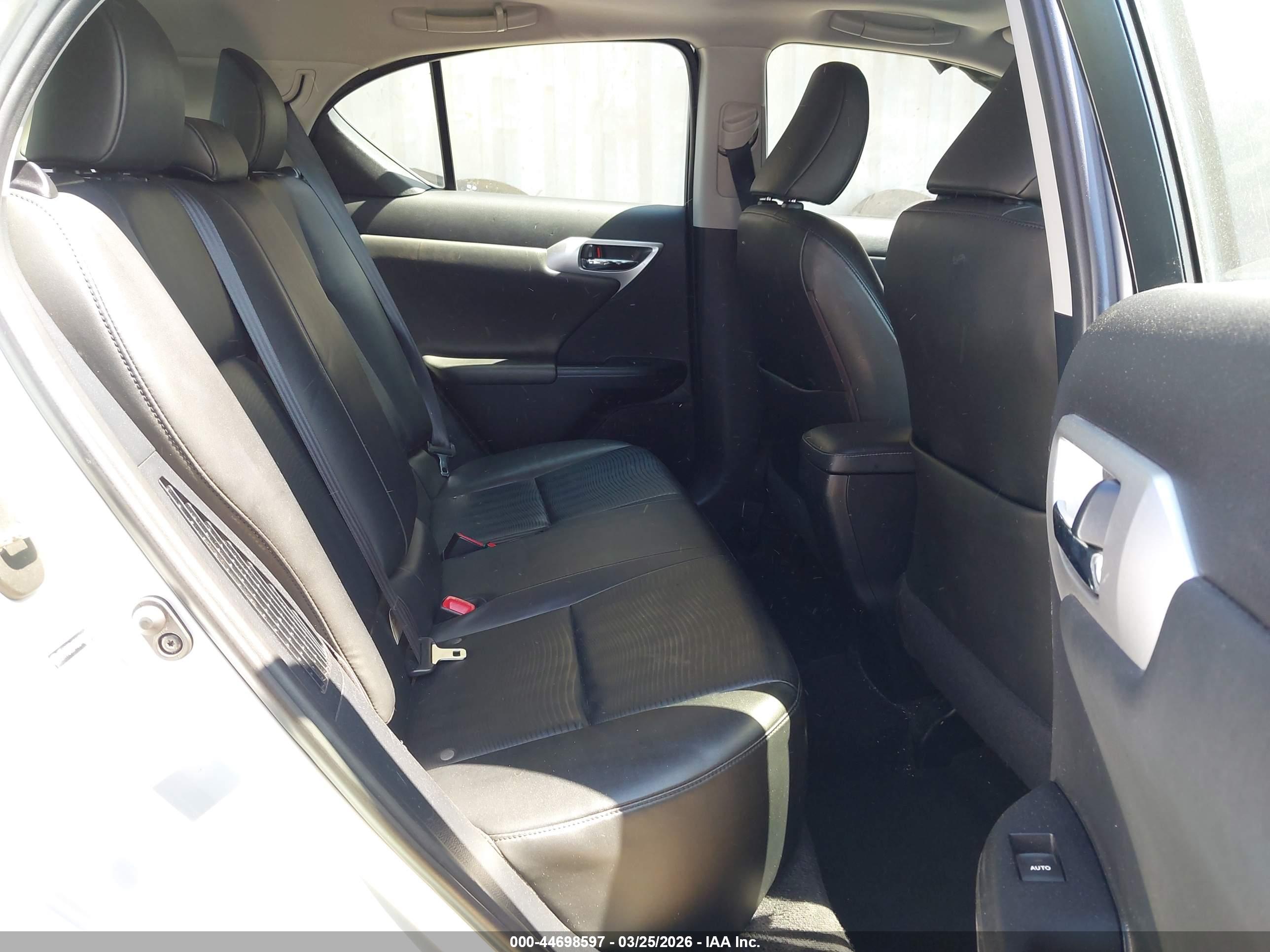 LEXUS CT image 8