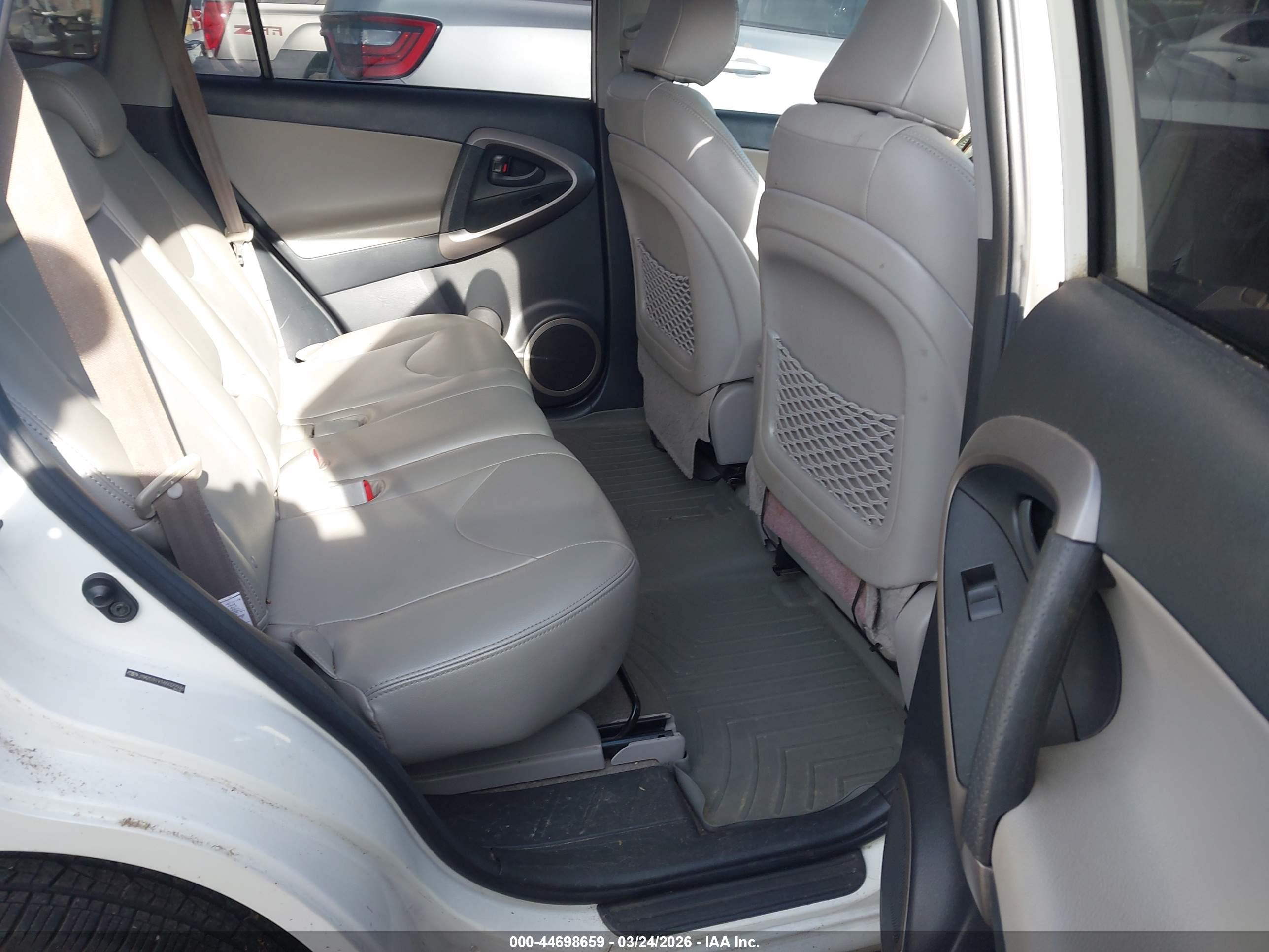 TOYOTA RAV4 image 8