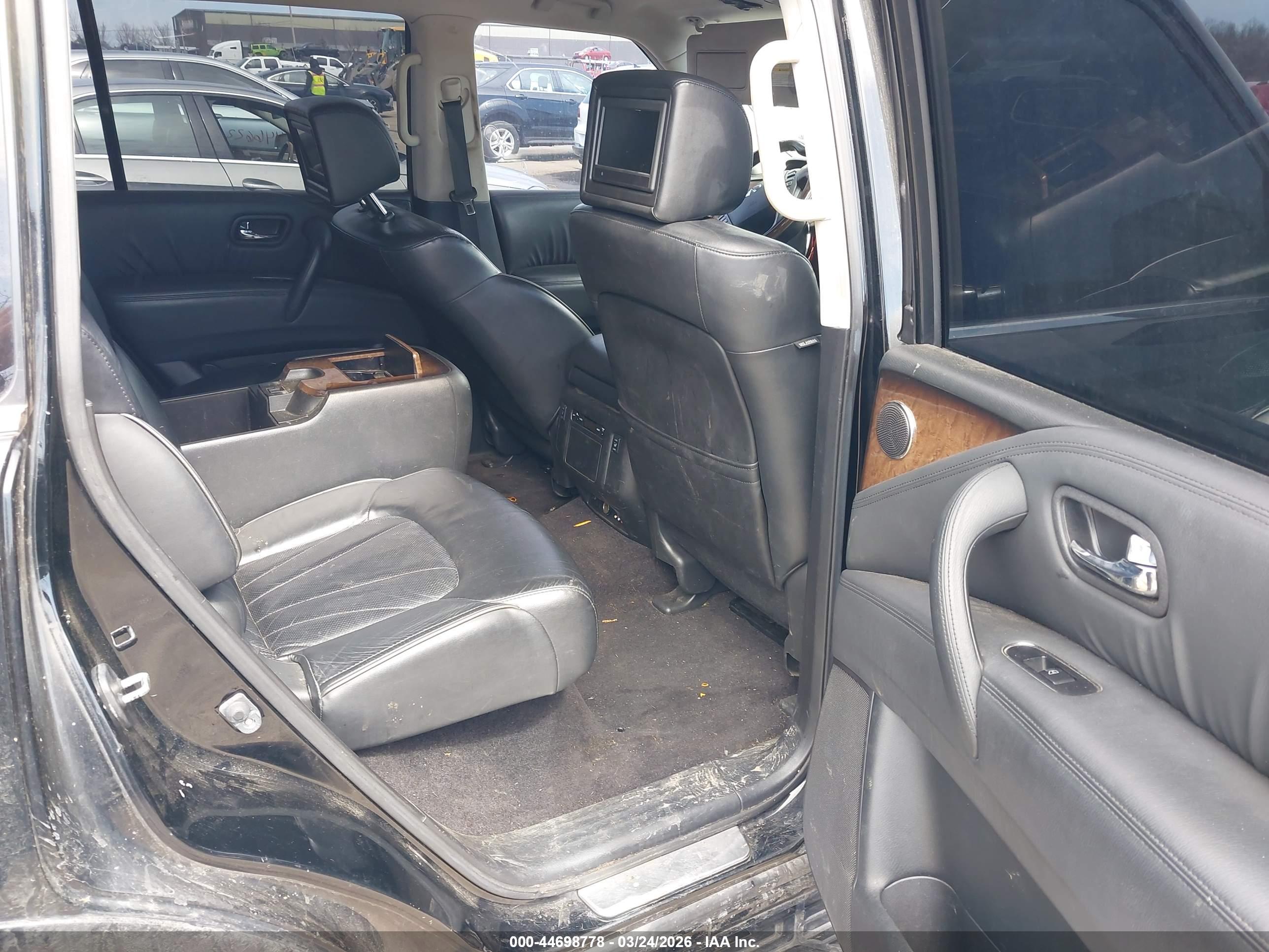 INFINITI QX56 image 8