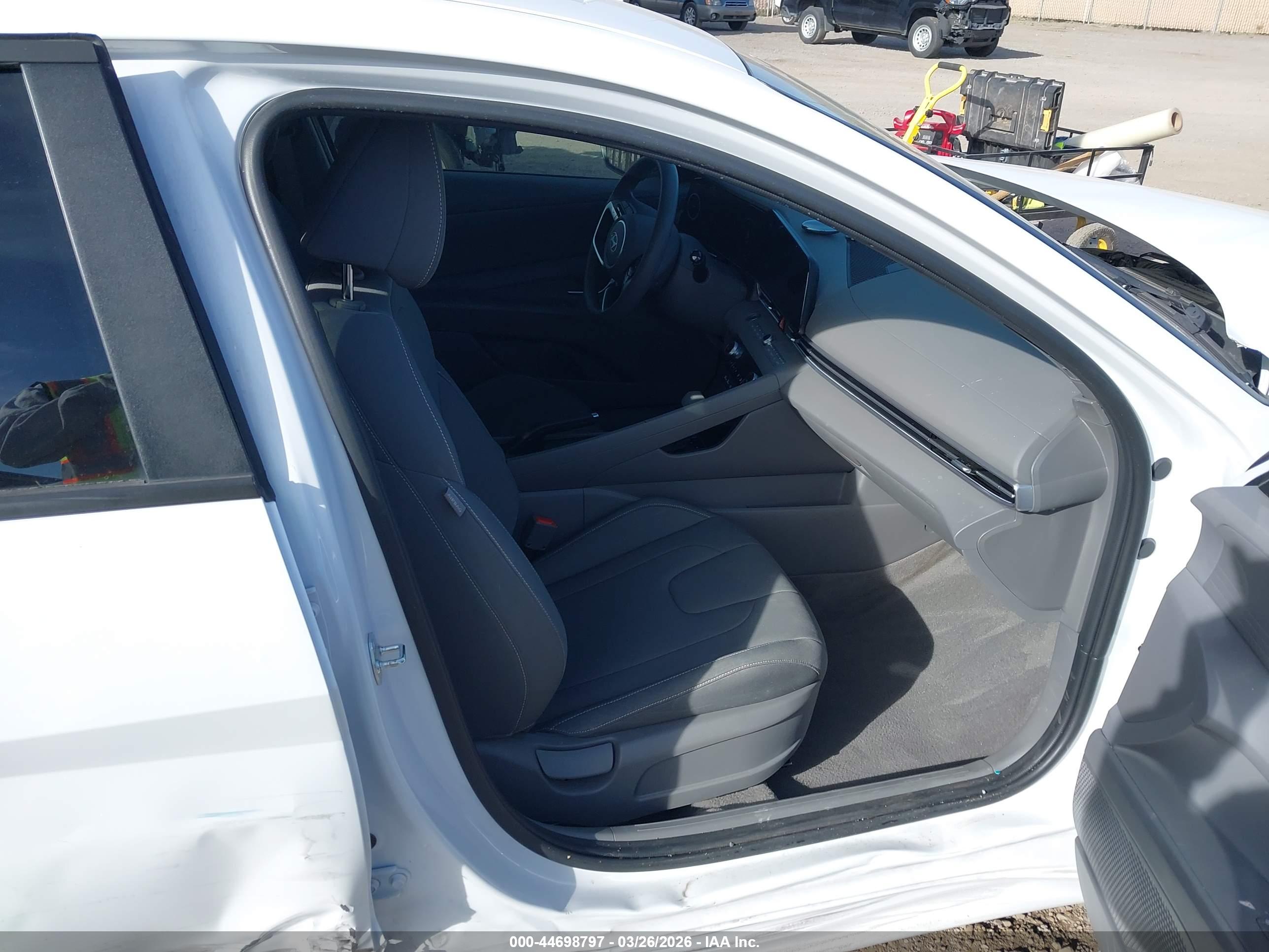 HYUNDAI ELANTRA image 5