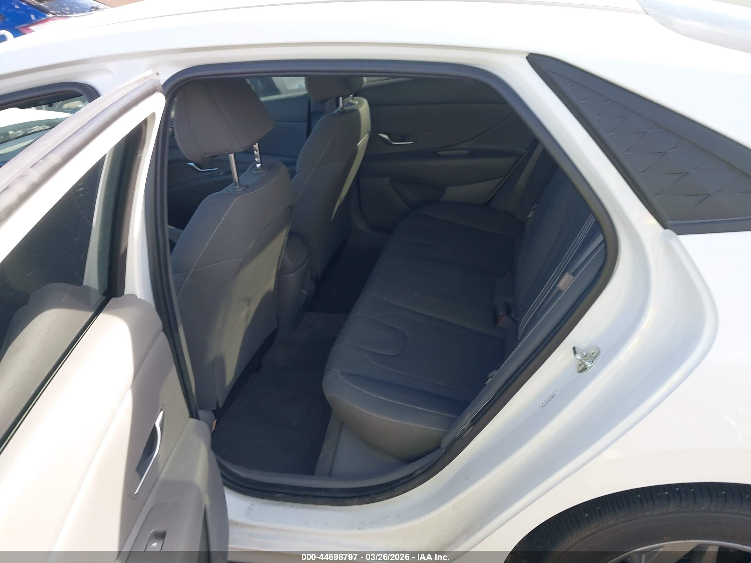HYUNDAI ELANTRA image 8