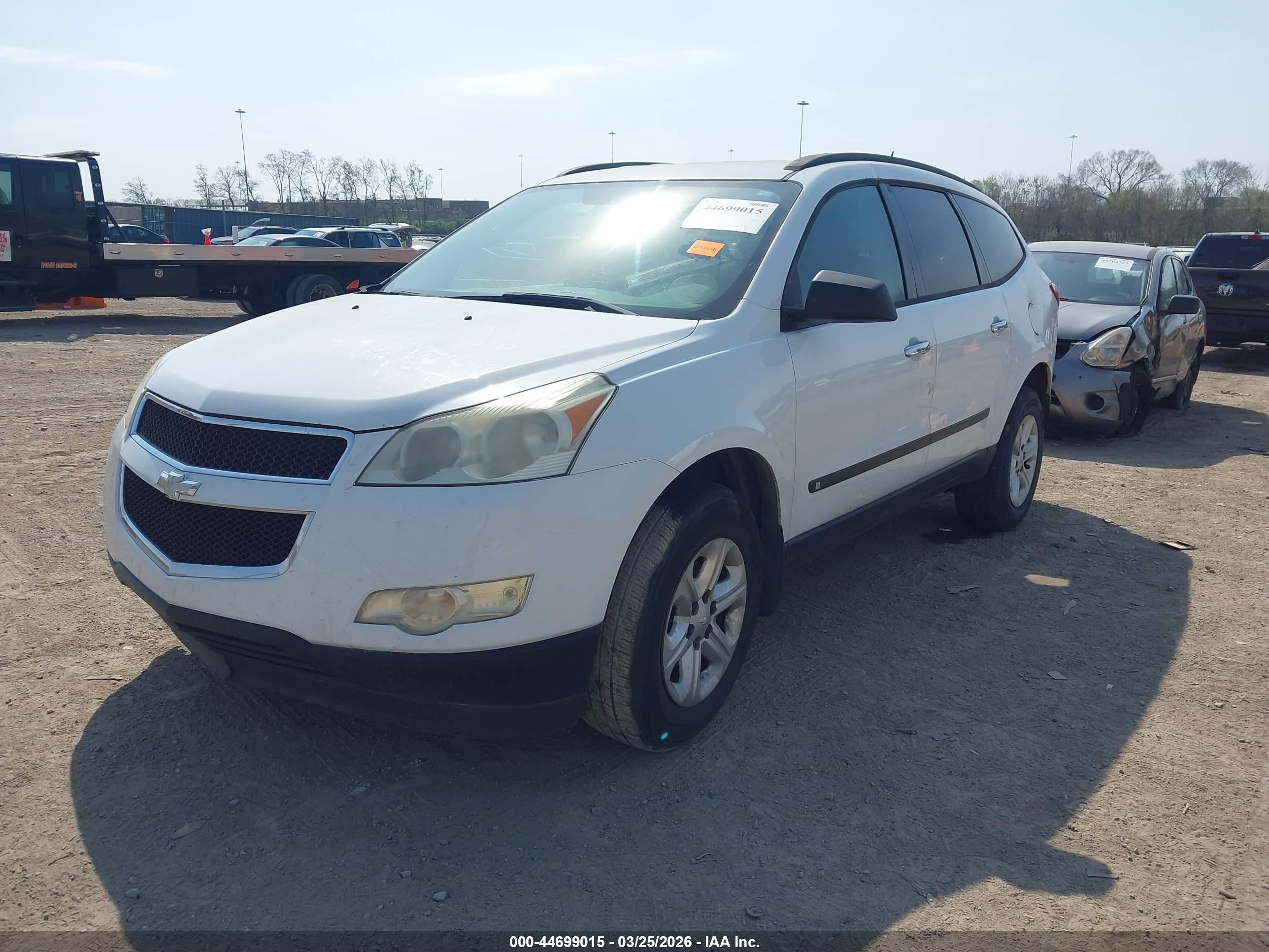 CHEVROLET TRAVERSE image 2