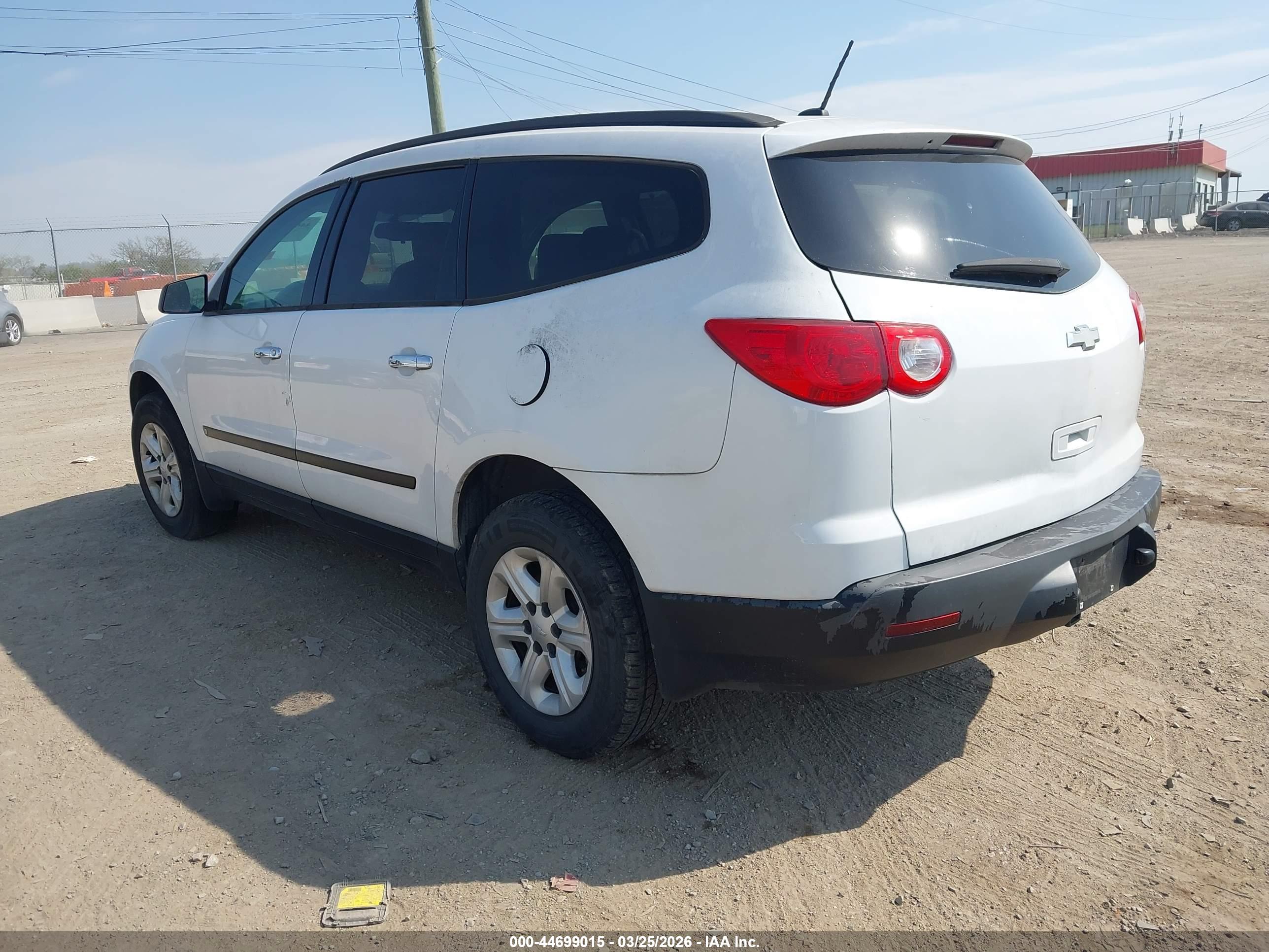 CHEVROLET TRAVERSE image 3