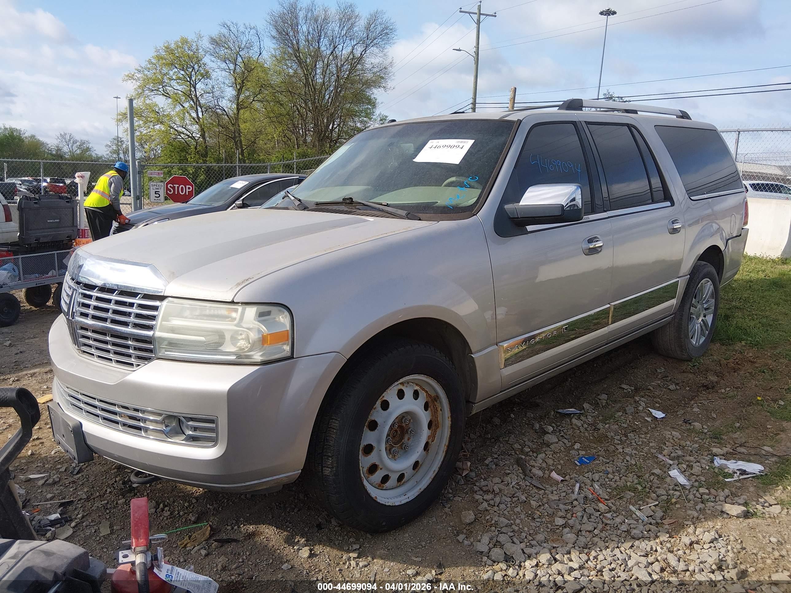 LINCOLN NAVIGATOR image 2