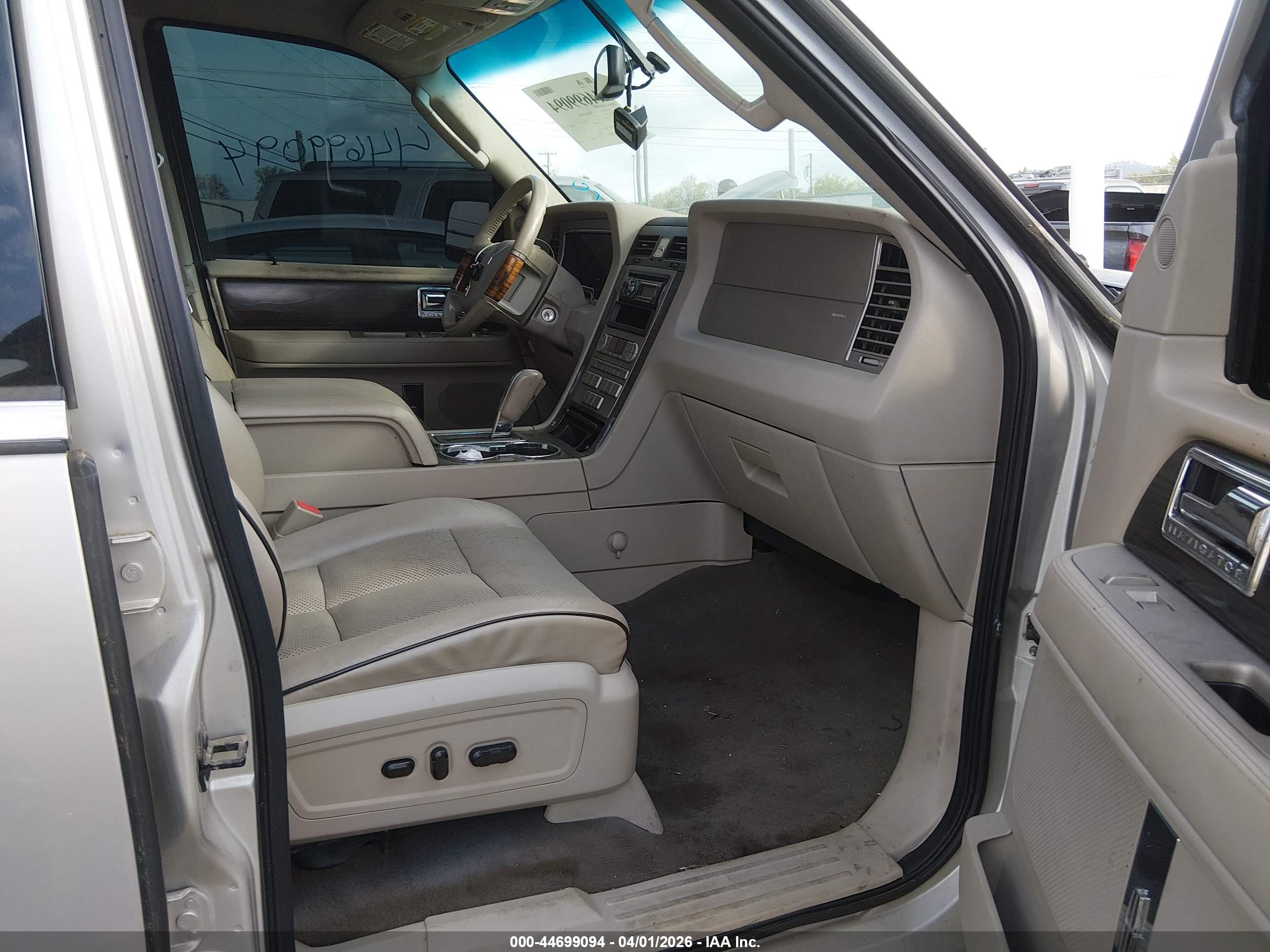 LINCOLN NAVIGATOR image 5