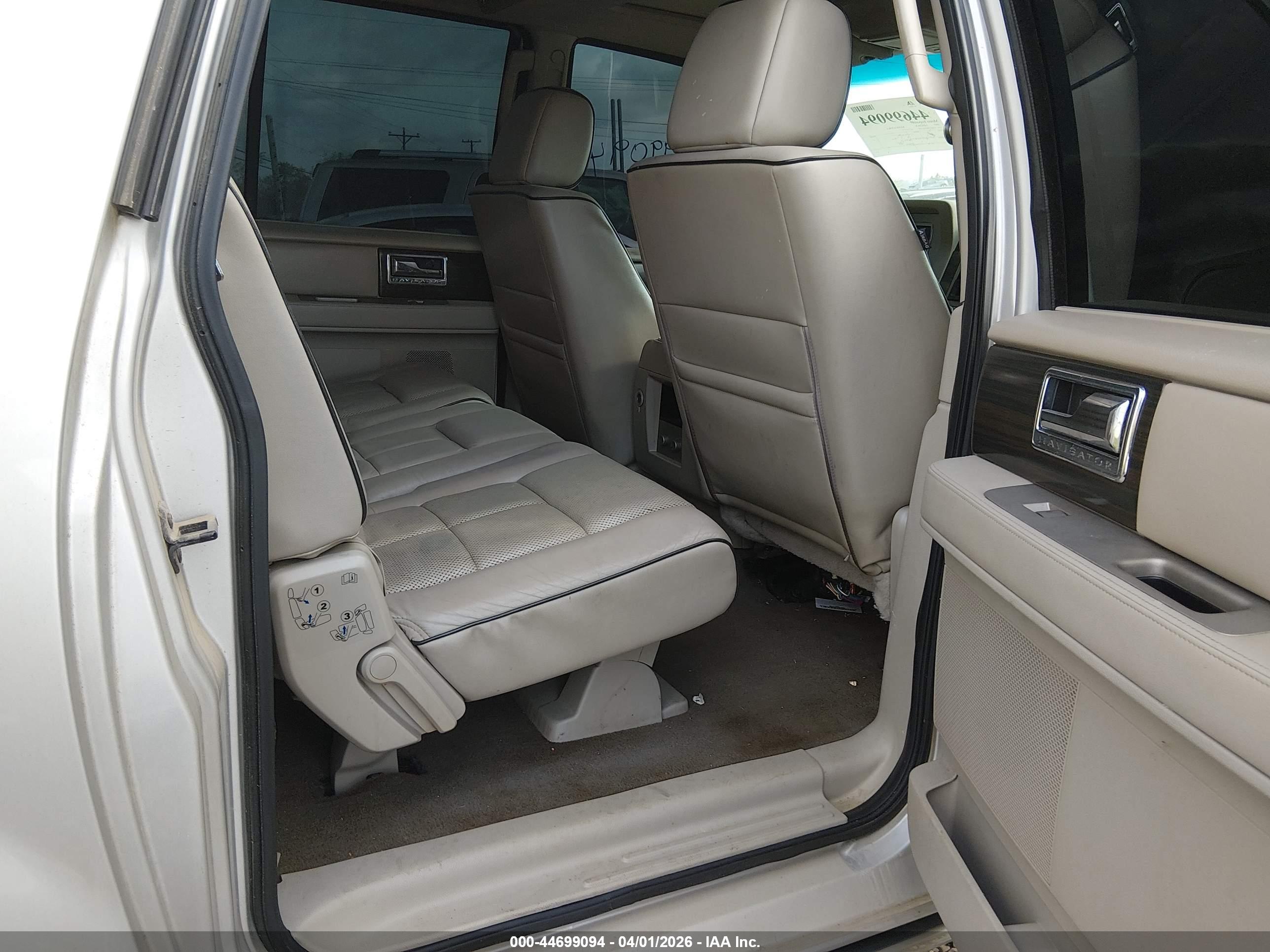 LINCOLN NAVIGATOR image 8