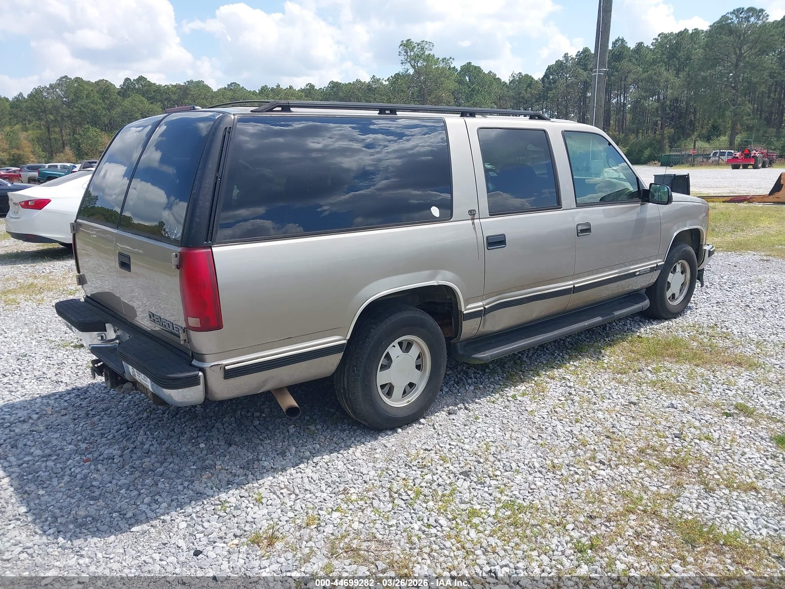CHEVROLET SUBURBAN image 4